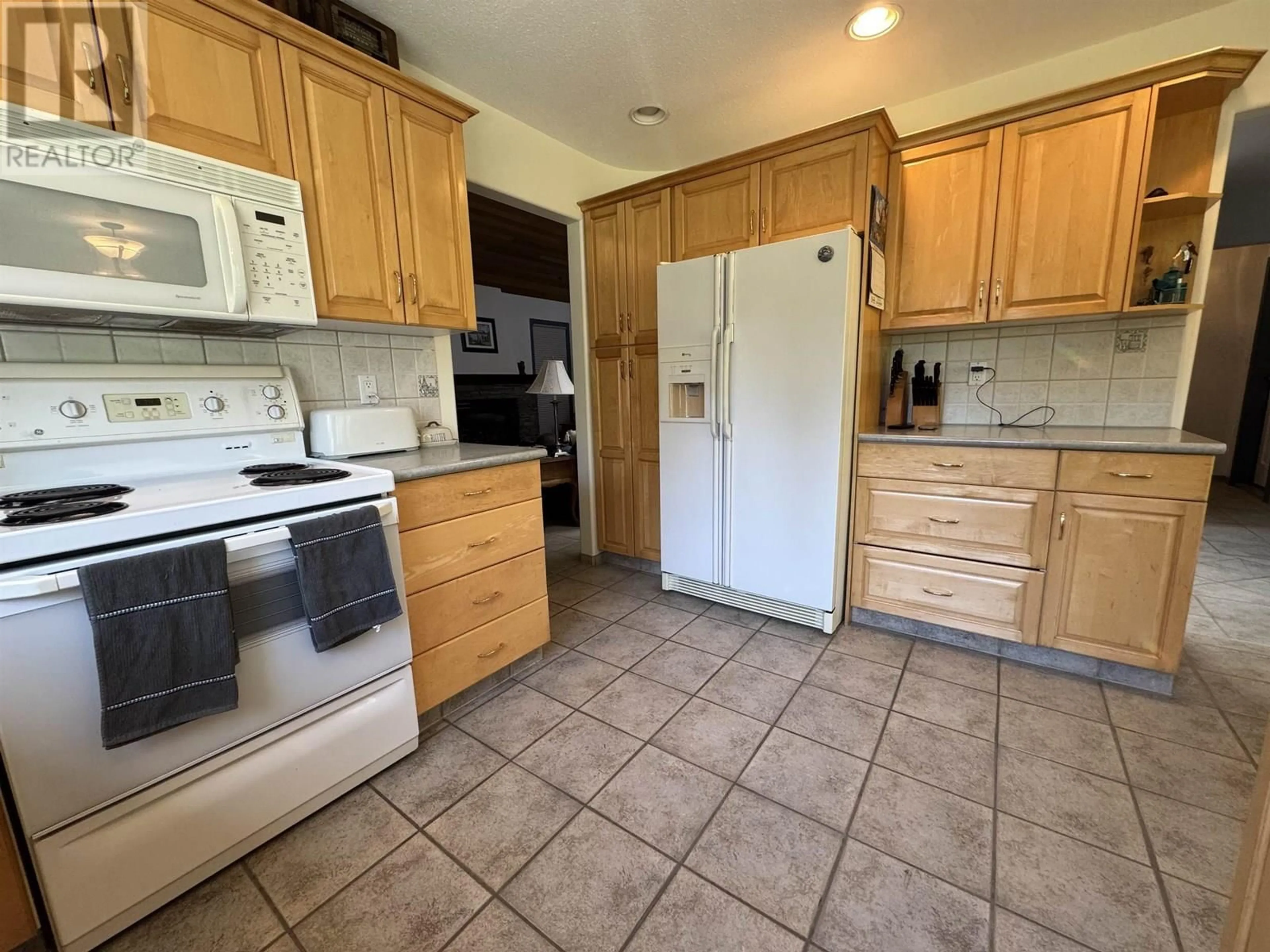 Standard kitchen, ceramic/tile floor for 465 GLEN DRIVE, Williams Lake British Columbia V2G5B5