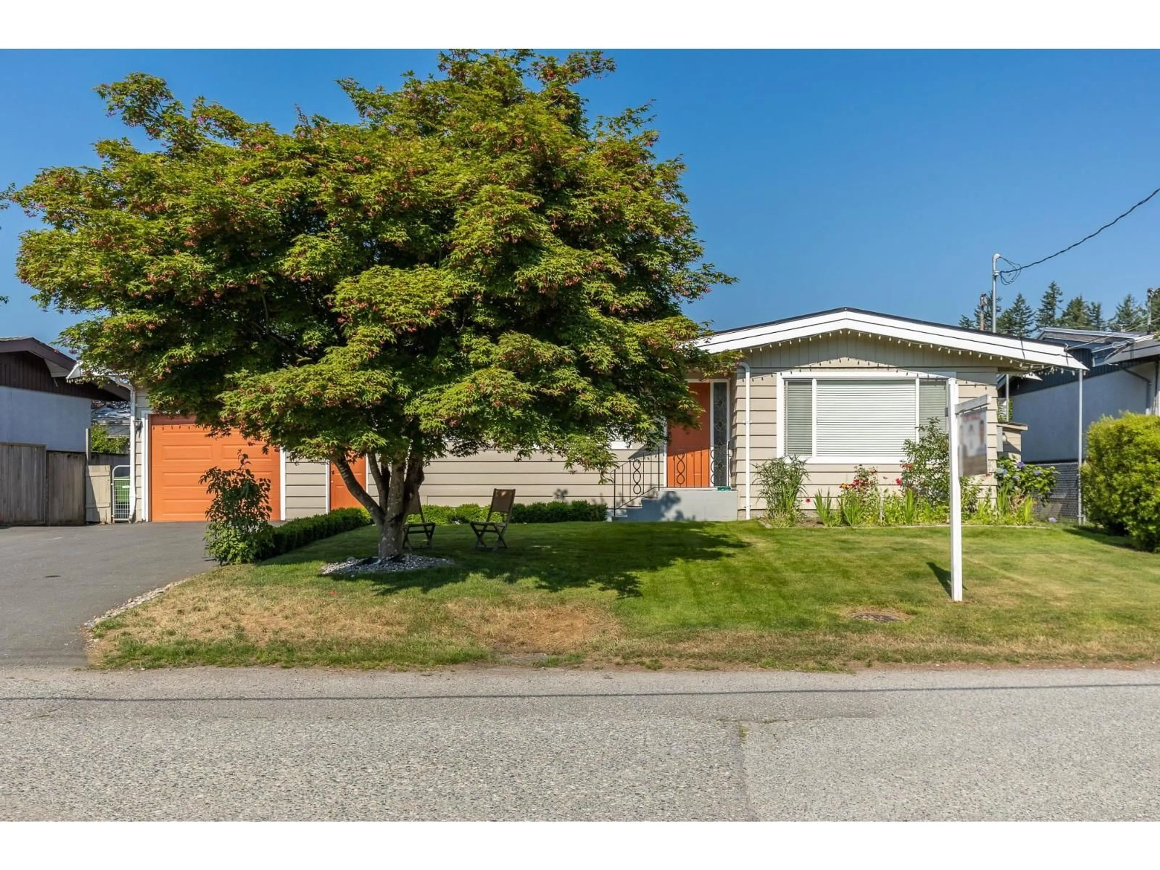 Home with vinyl exterior material, street for 2789 CENTENNIAL, Abbotsford British Columbia V2T2V4