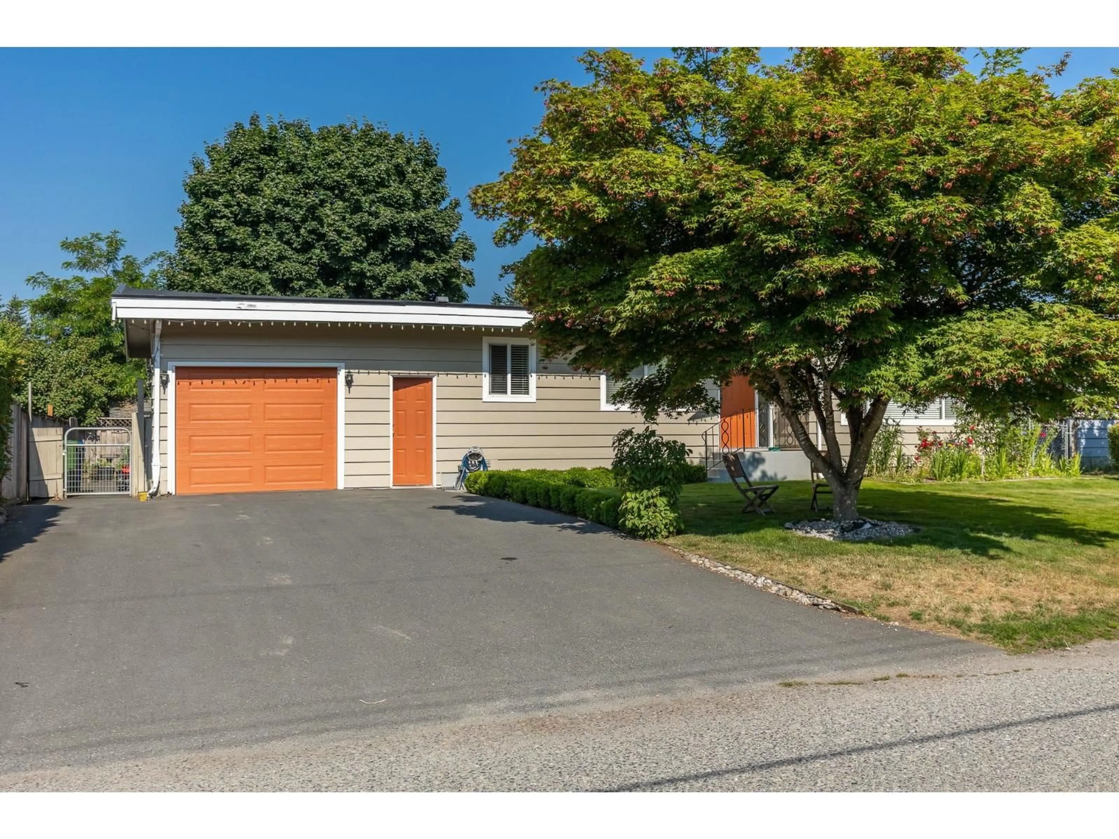 Home with vinyl exterior material, street for 2789 CENTENNIAL, Abbotsford British Columbia V2T2V4