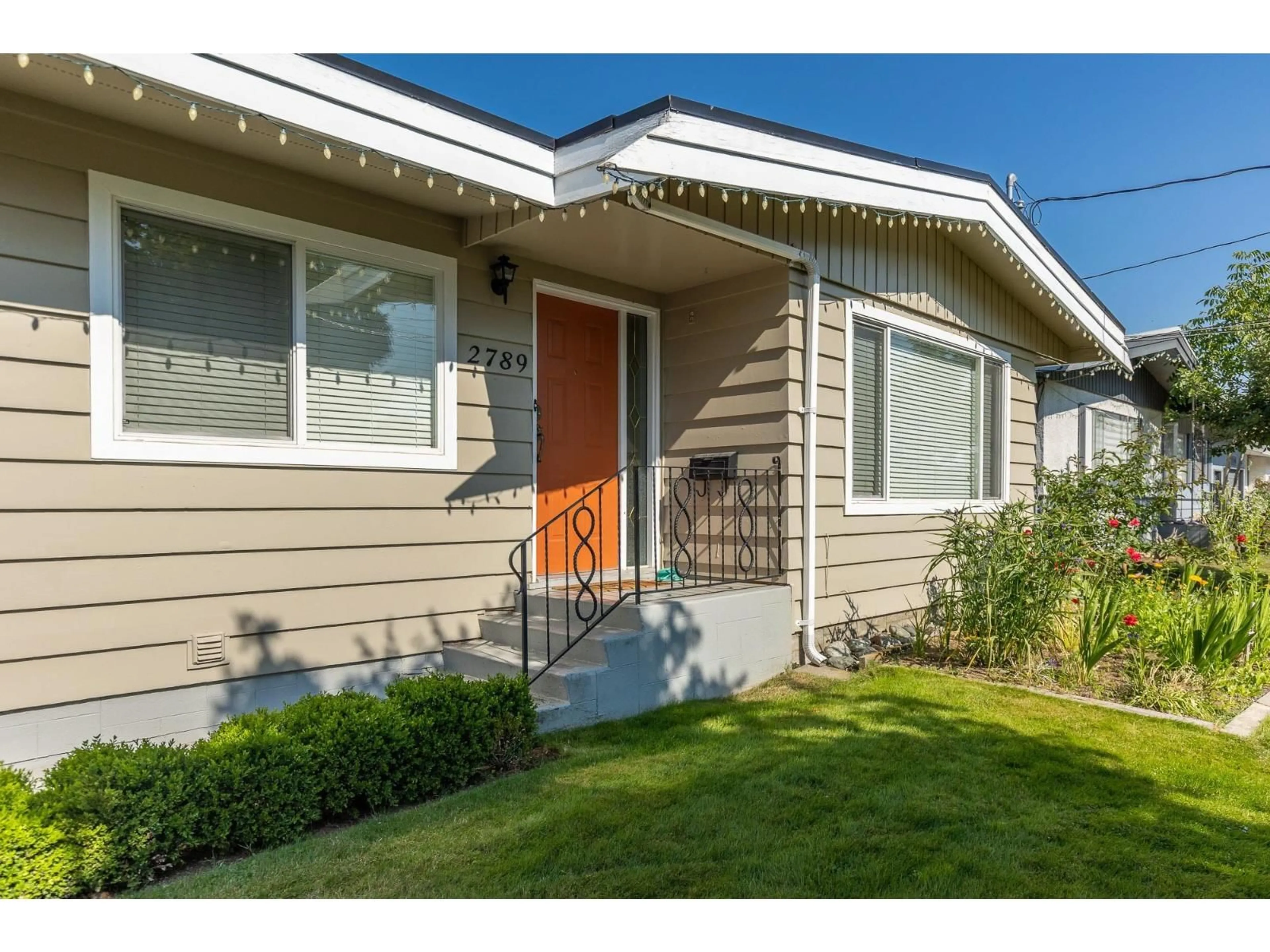 Home with vinyl exterior material, street for 2789 CENTENNIAL, Abbotsford British Columbia V2T2V4