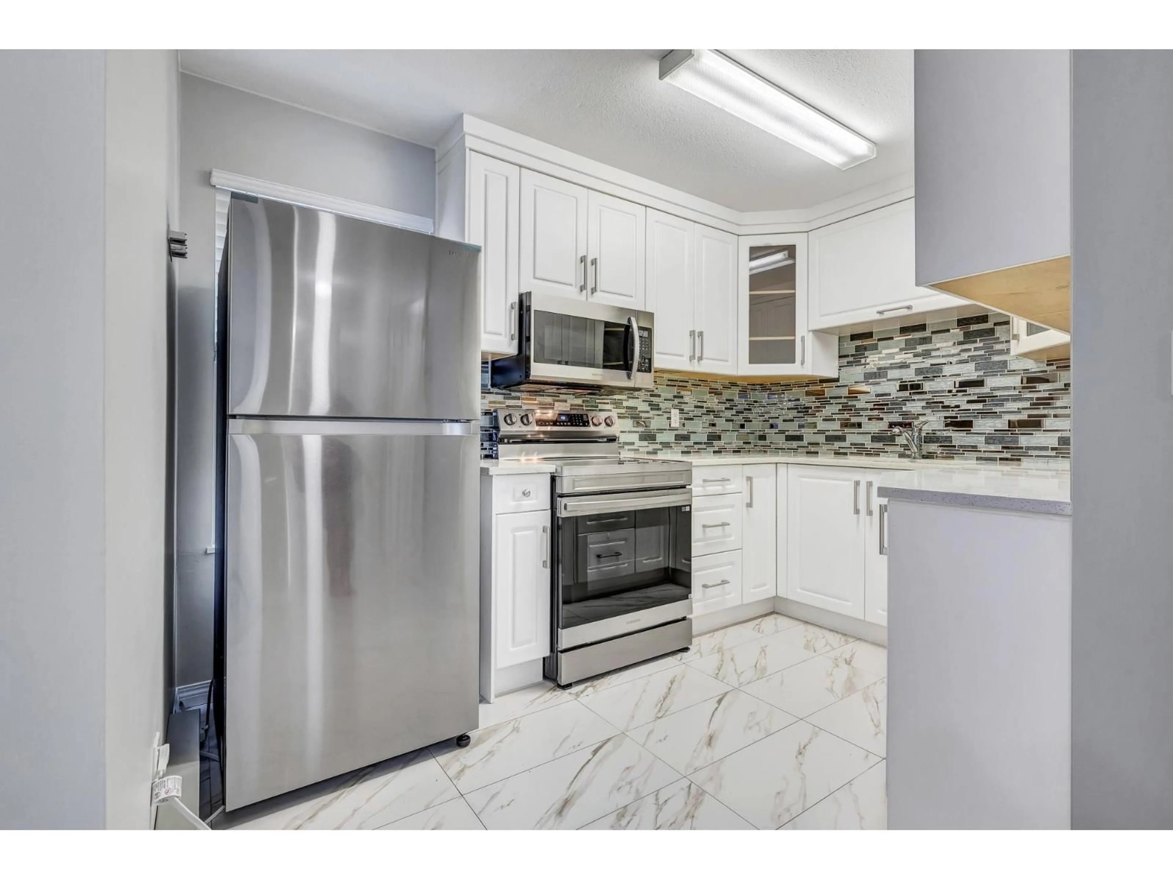 Standard kitchen, ceramic/tile floor for 35 - 3075 TRETHEWEY, Abbotsford British Columbia V2T3R4