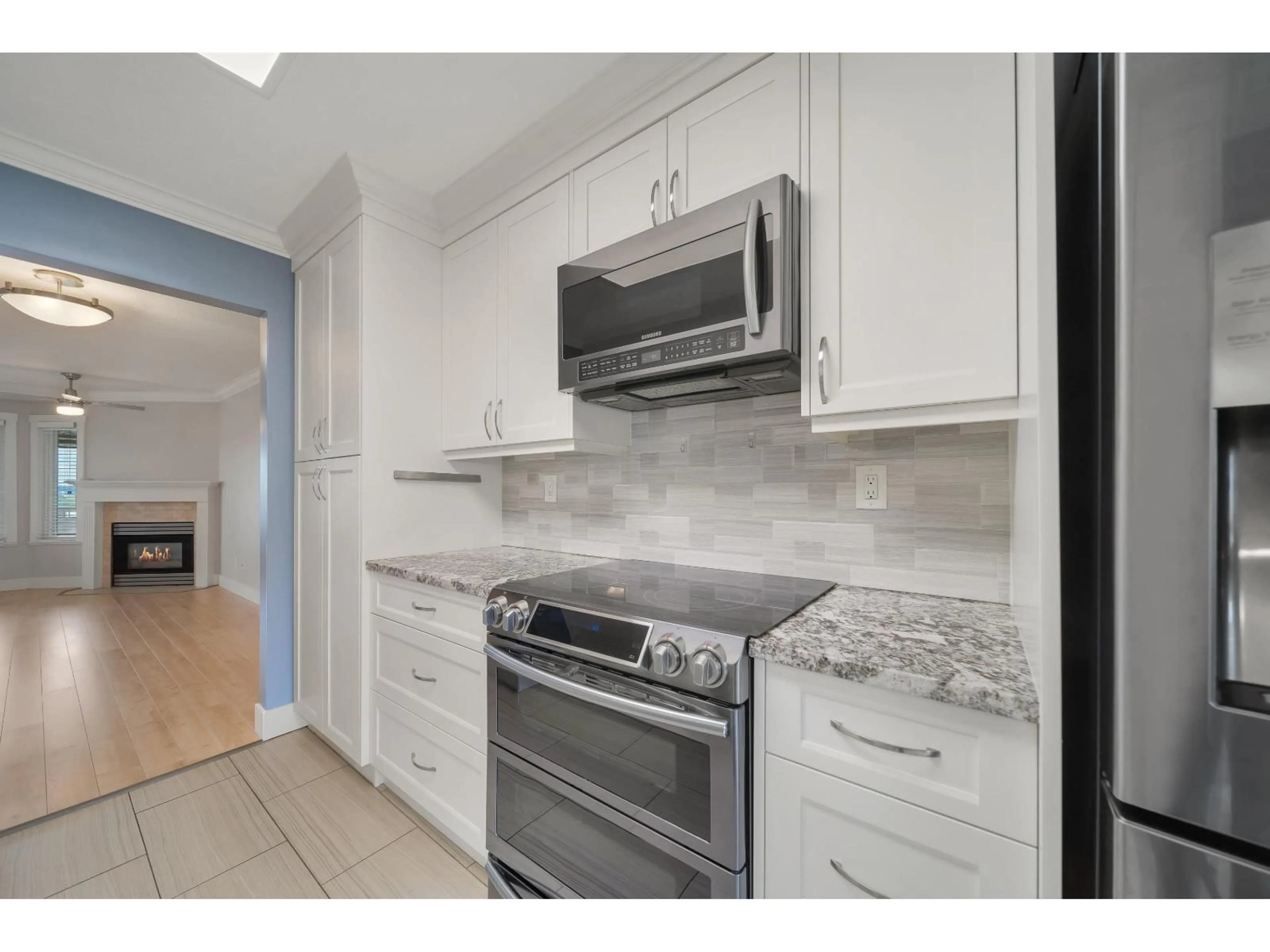 Standard kitchen, ceramic/tile floor for 61 - 1973 WINFIELD, Abbotsford British Columbia V3G1K6
