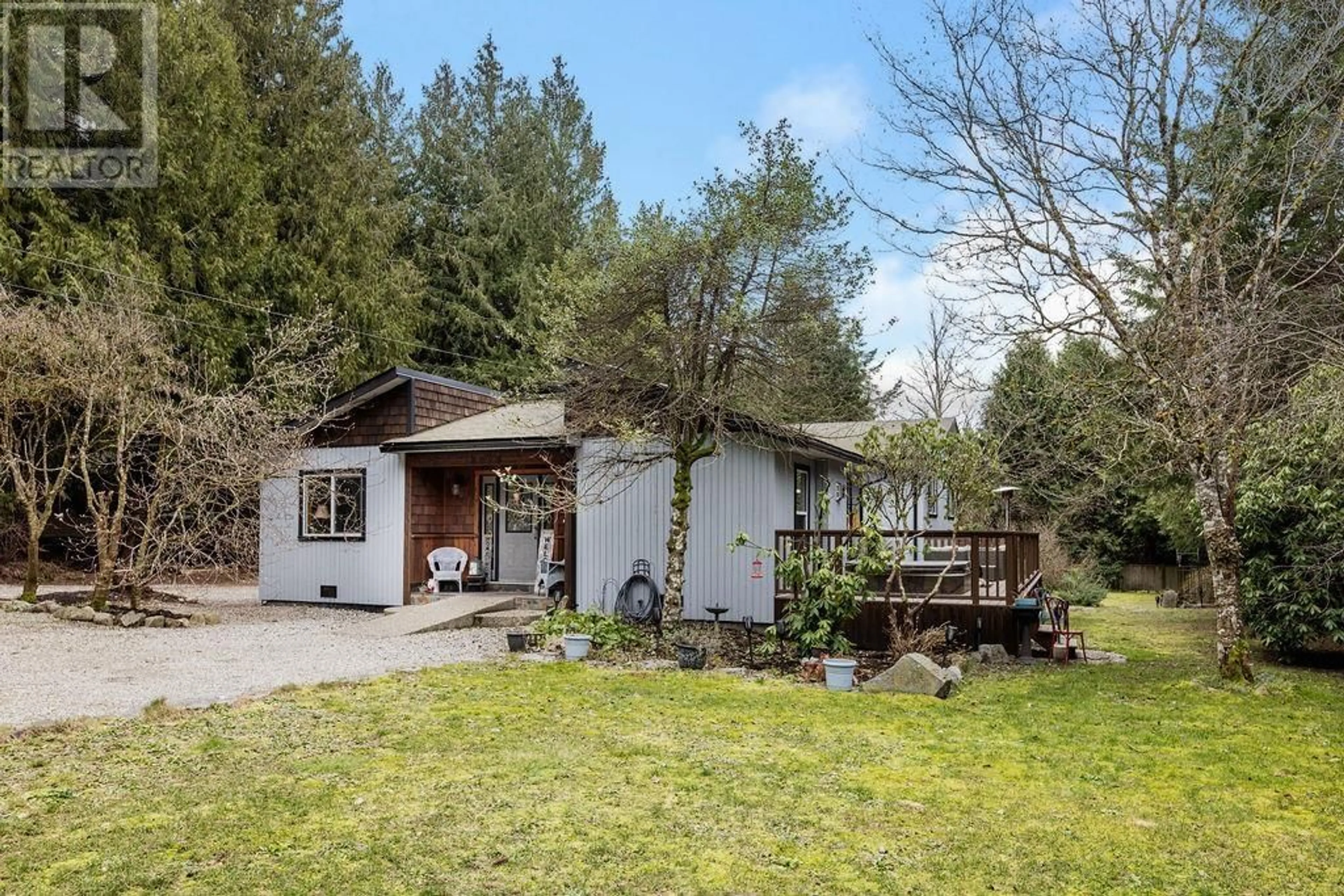 A pic from outside/outdoor area/front of a property/back of a property/a pic from drone, unknown for 8099 NORTHWOOD ROAD, Halfmoon Bay British Columbia V7Z1A8