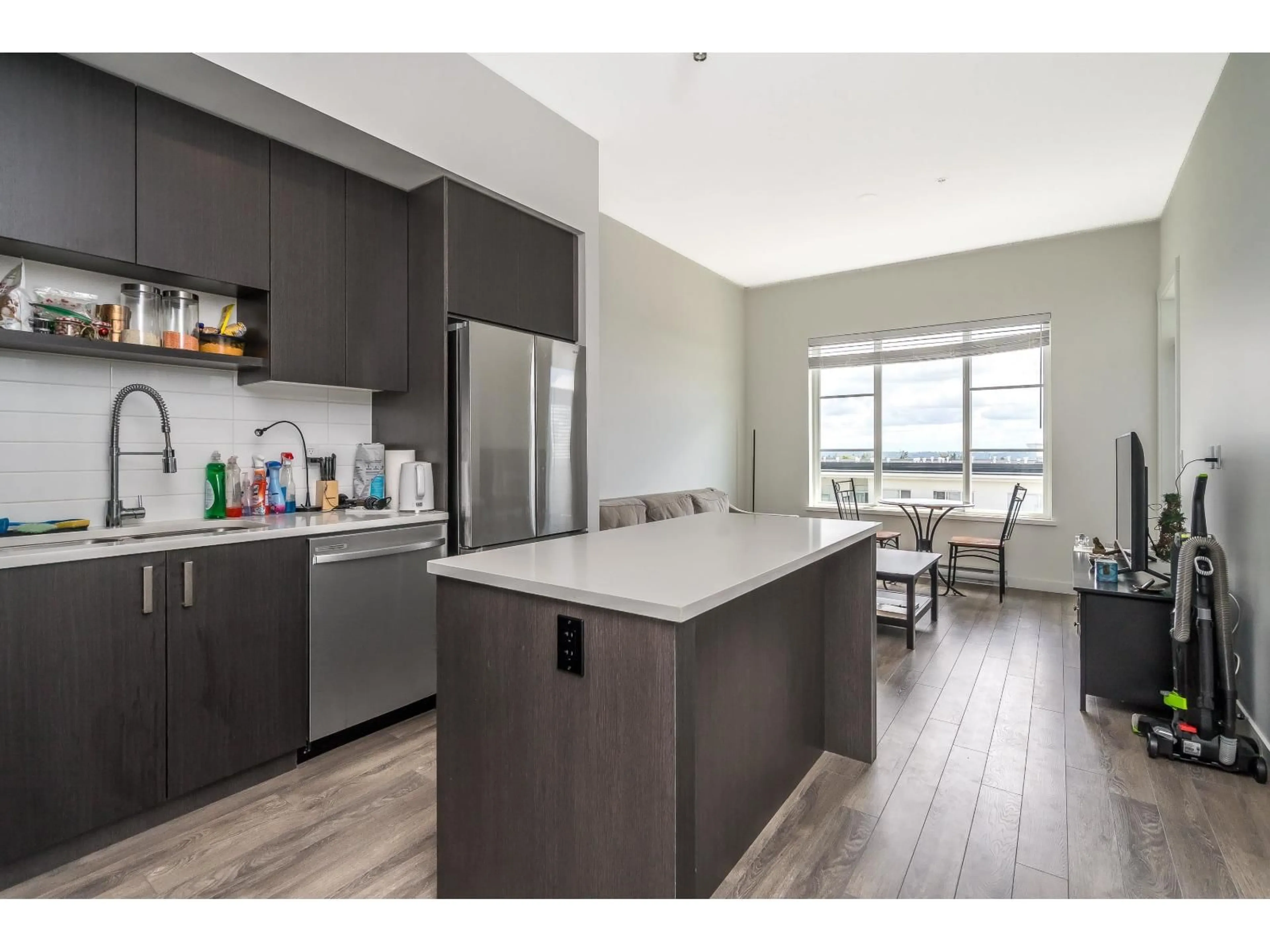 Open concept kitchen, wood/laminate floor for 620 - 15825 85, Surrey British Columbia V4N6W9