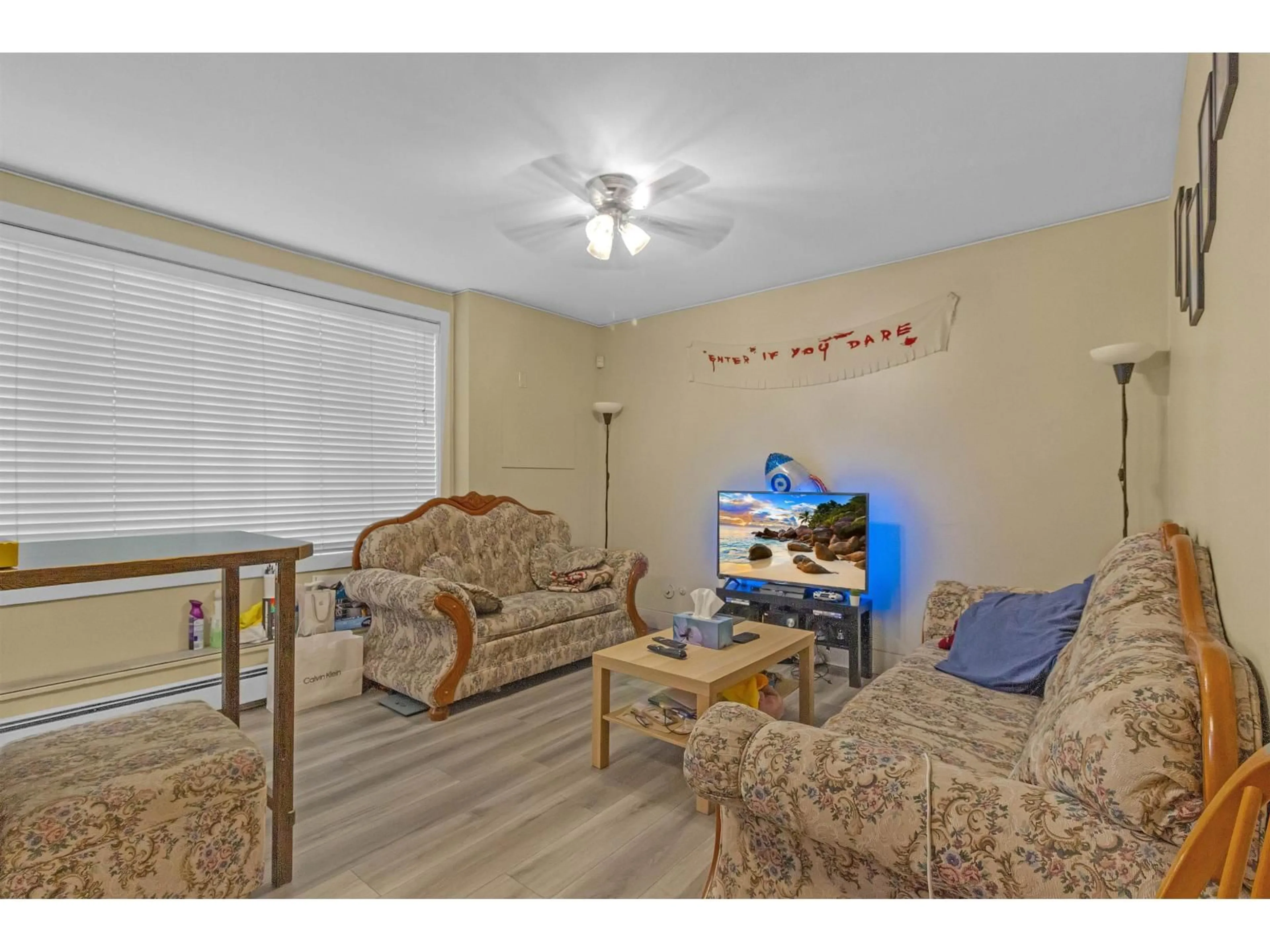 Living room with furniture, wood/laminate floor for 13971 64, Surrey British Columbia V3W1Y7