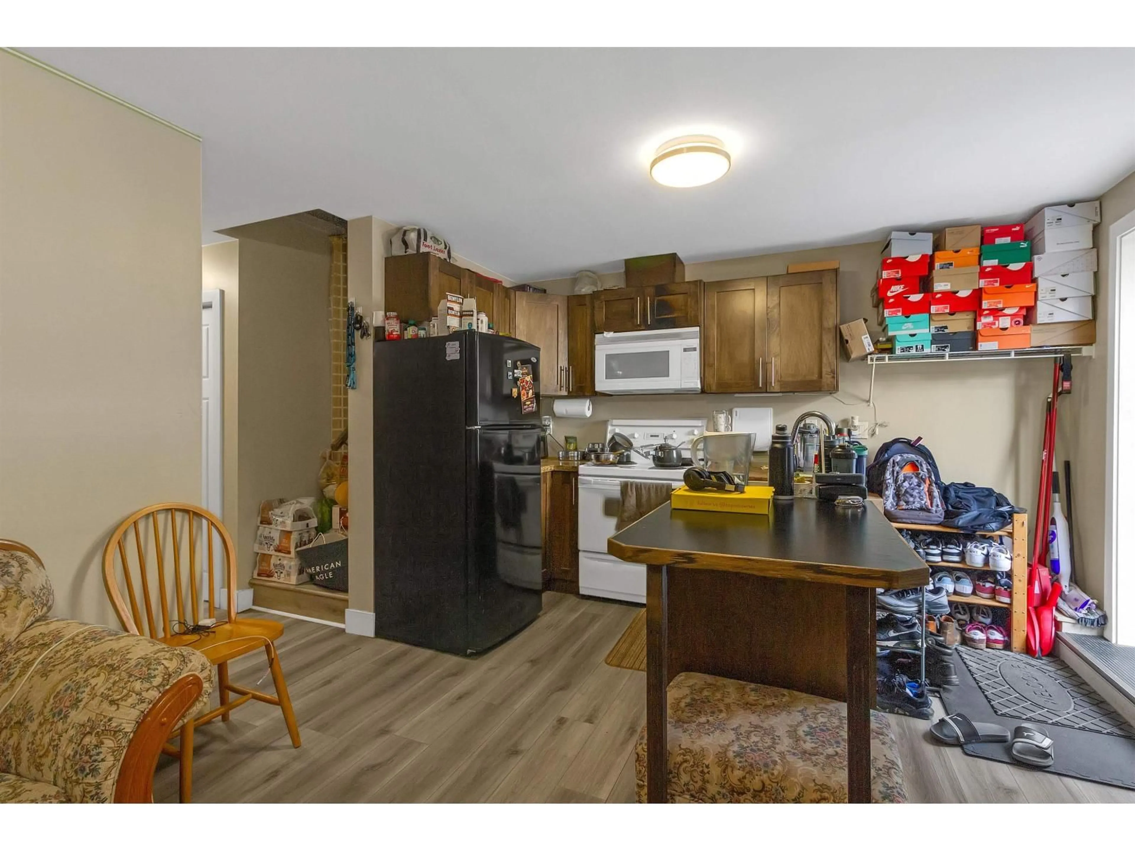 Standard kitchen, wood/laminate floor for 13971 64, Surrey British Columbia V3W1Y7