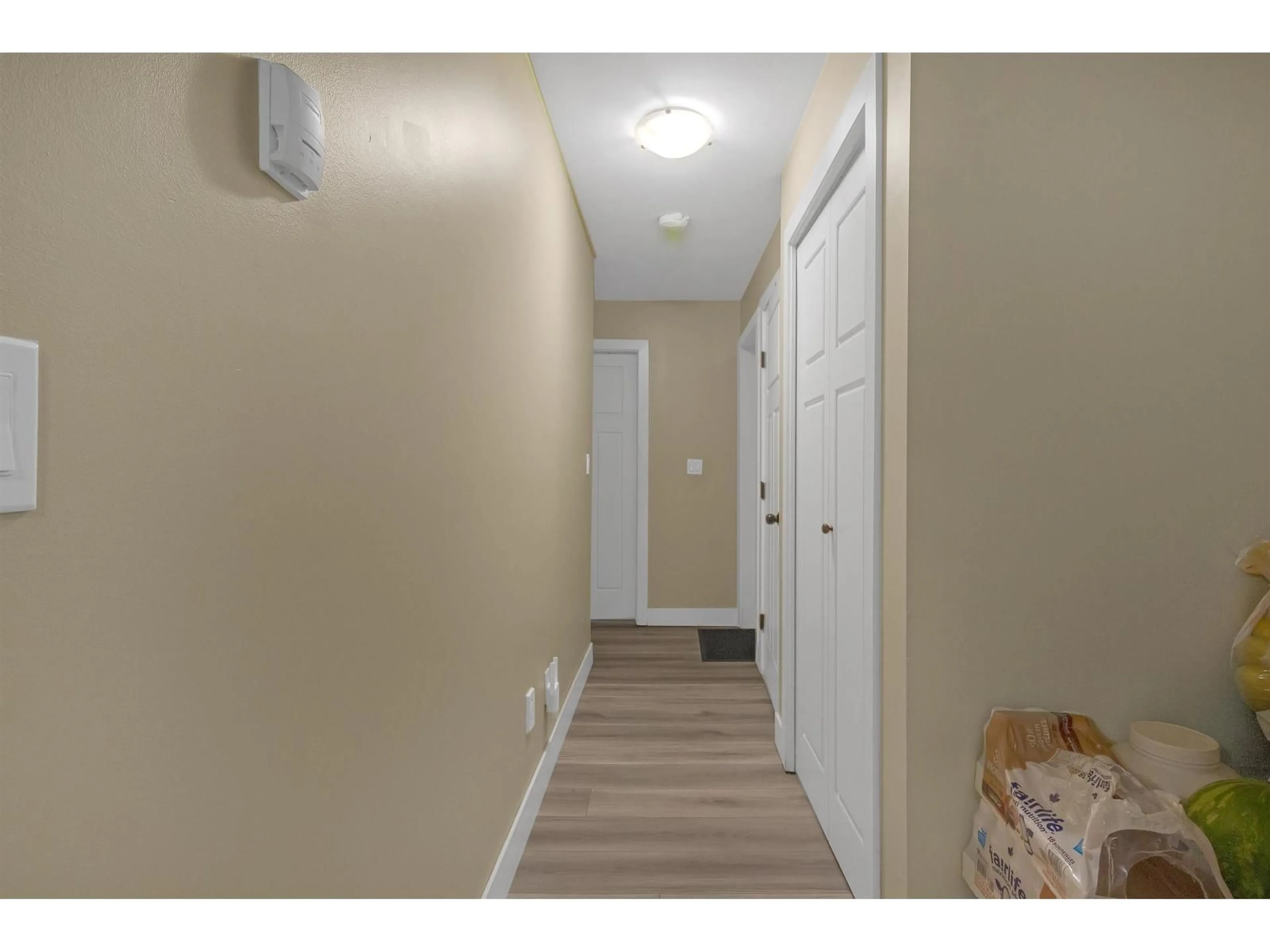 Indoor entryway for 13971 64, Surrey British Columbia V3W1Y7
