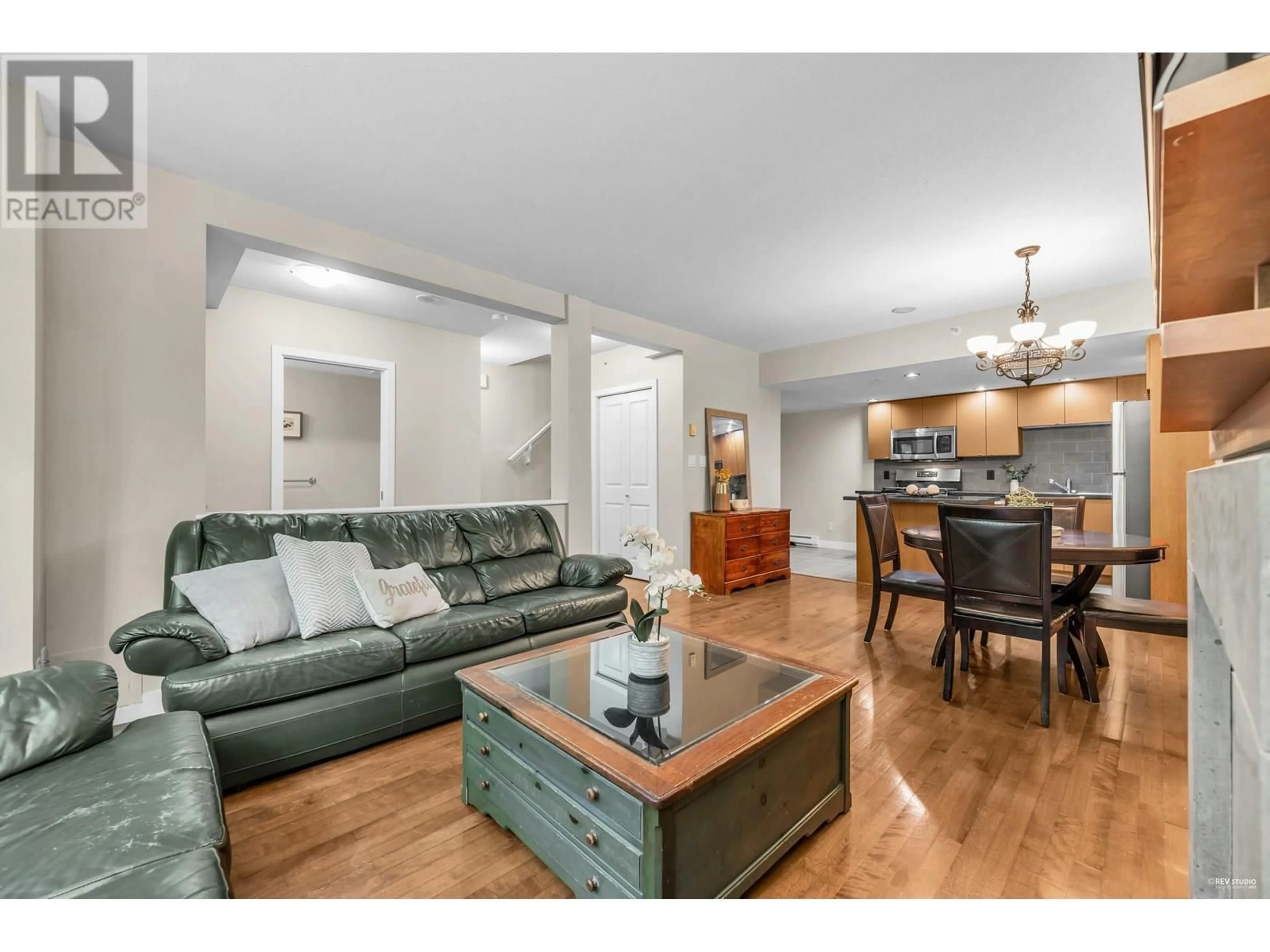 Living room with furniture, wood/laminate floor for 8 - 9133 HEMLOCK DRIVE, Richmond British Columbia V6Y4J9