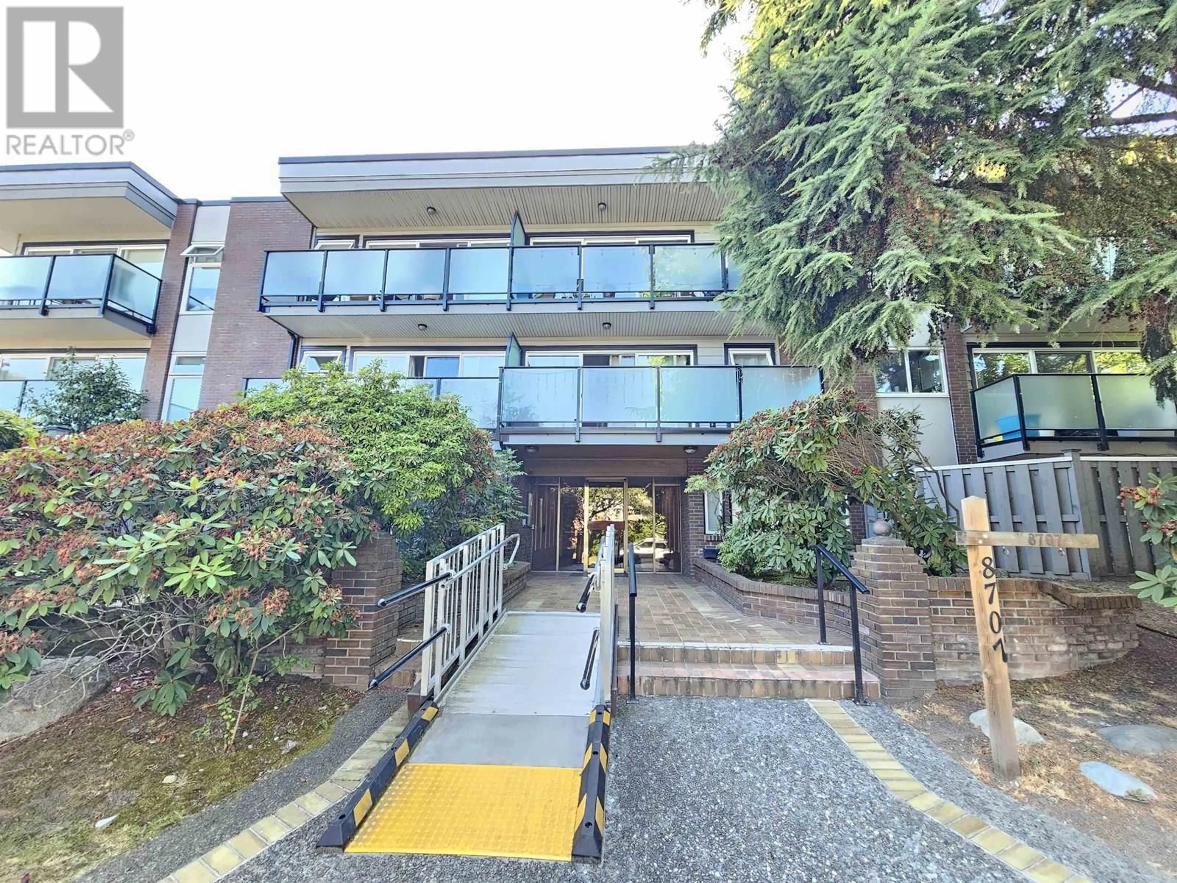 Indoor foyer for 304 - 8707 HUDSON STREET, Vancouver British Columbia V6P4M7