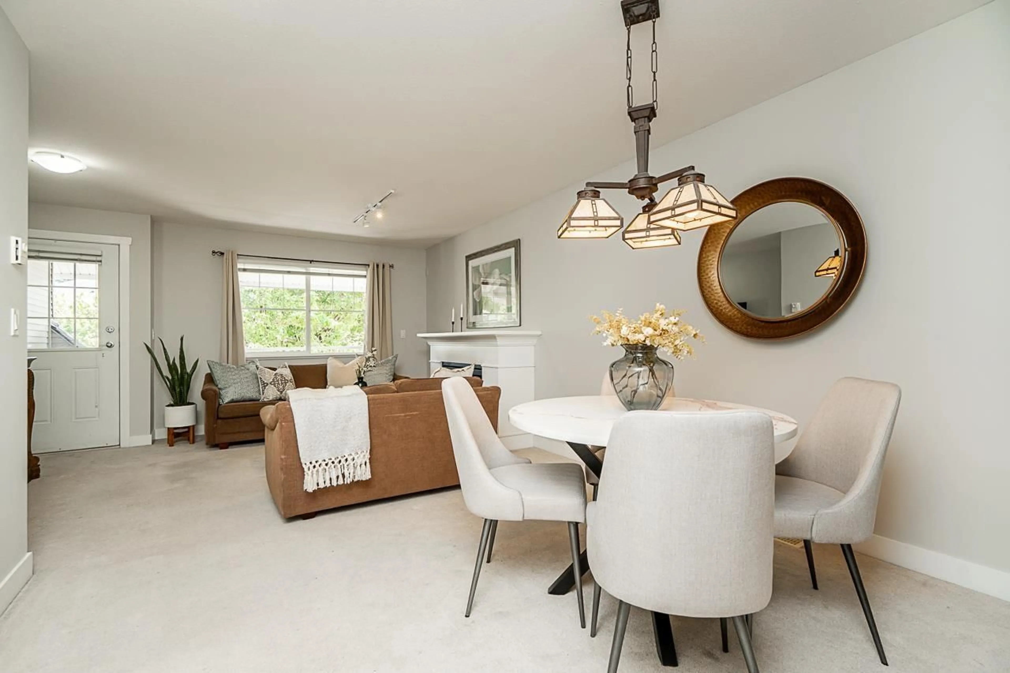 Dining room, ceramic/tile floor for 13 - 6555 192A, Surrey British Columbia V4N0A2