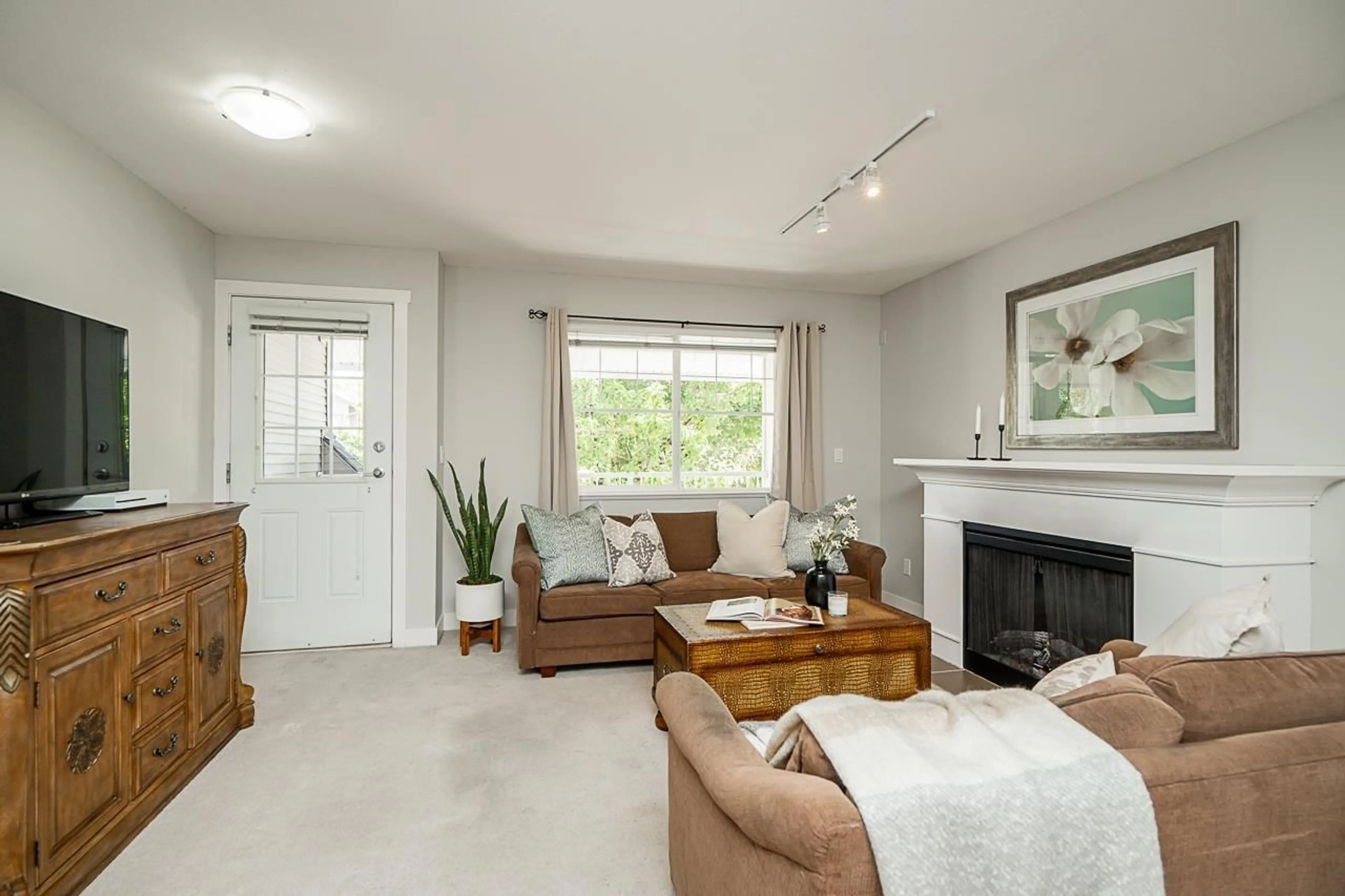 Living room with furniture, unknown for 13 - 6555 192A, Surrey British Columbia V4N0A2