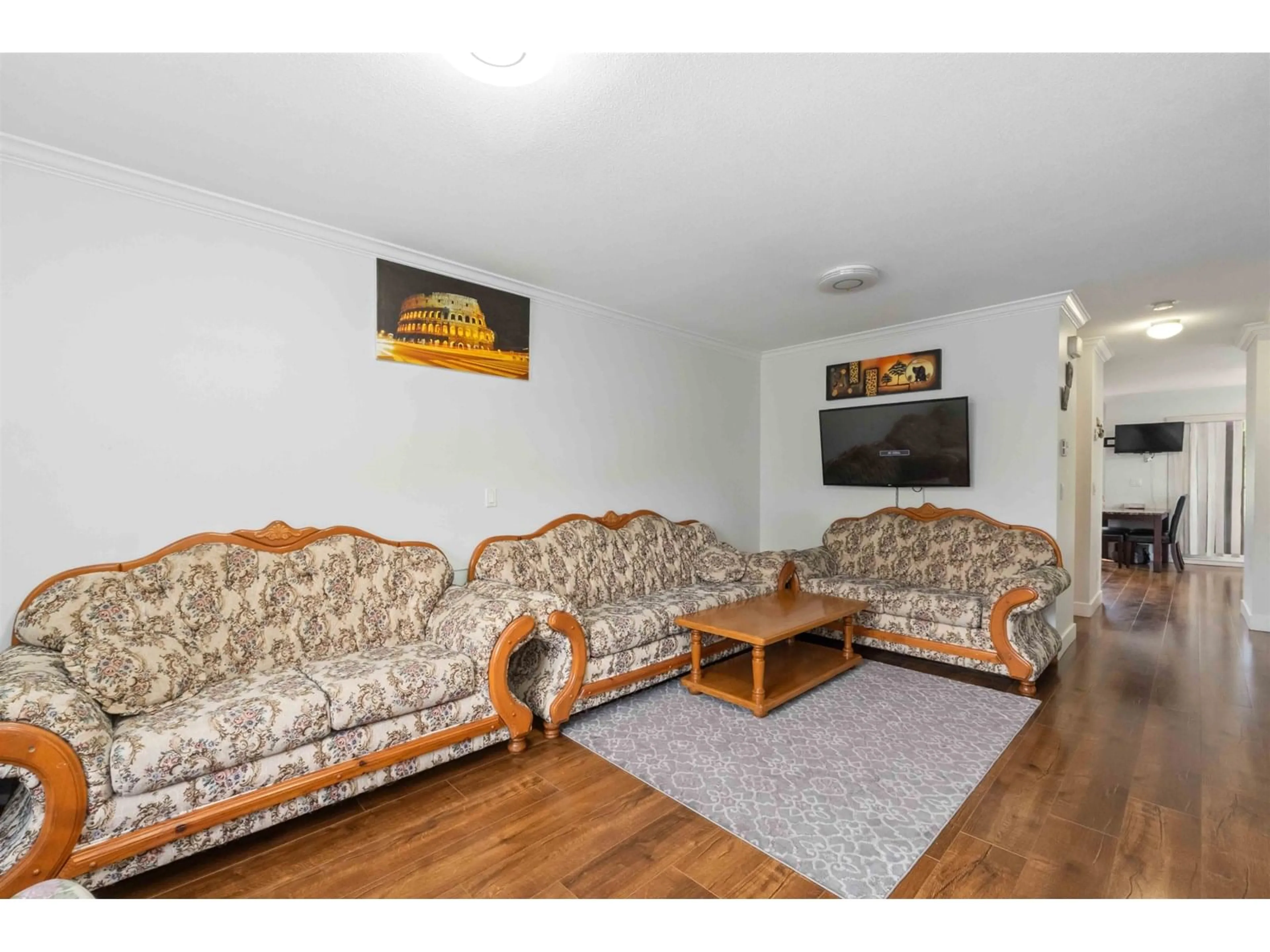 Living room with furniture, wood/laminate floor for 13 - 8255 120A, Surrey British Columbia V3W1T2