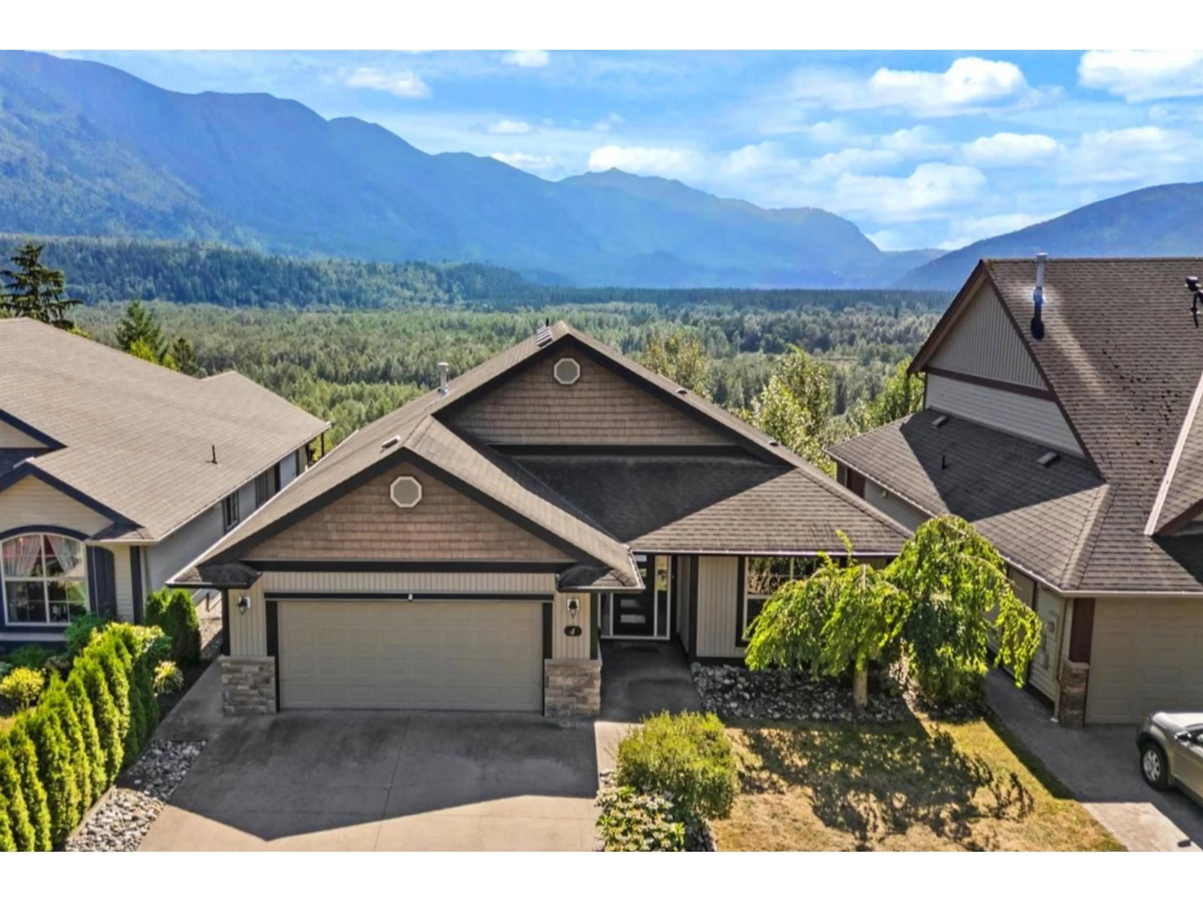 A pic from outside/outdoor area/front of a property/back of a property/a pic from drone, mountain view for 4 - 46058 BRIDLE RIDGE CRESCENT, Chilliwack British Columbia V2R5Z4