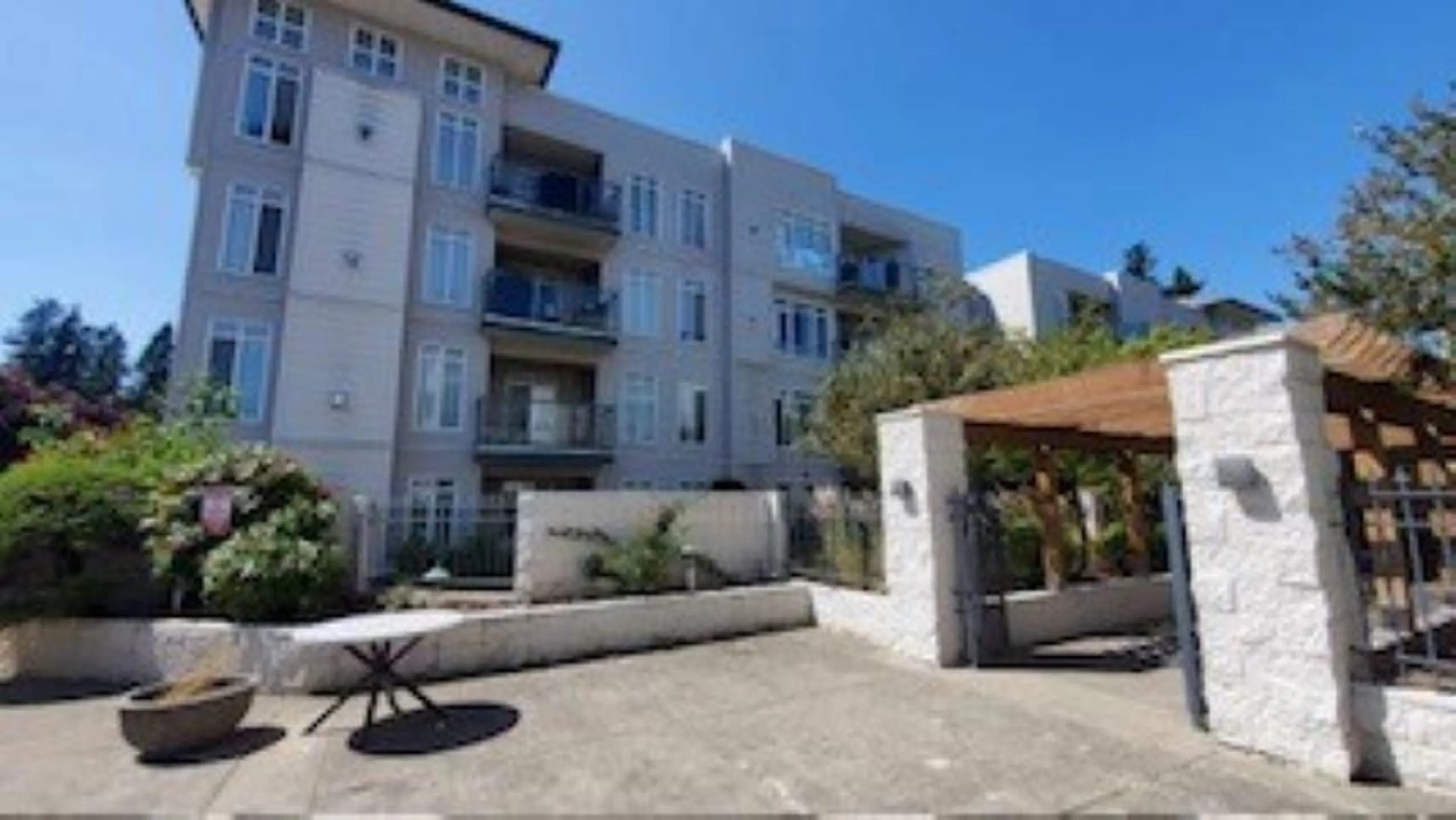 Patio, street for 204 - 32075 GEORGE FERGUSON, Abbotsford British Columbia V2T2K7