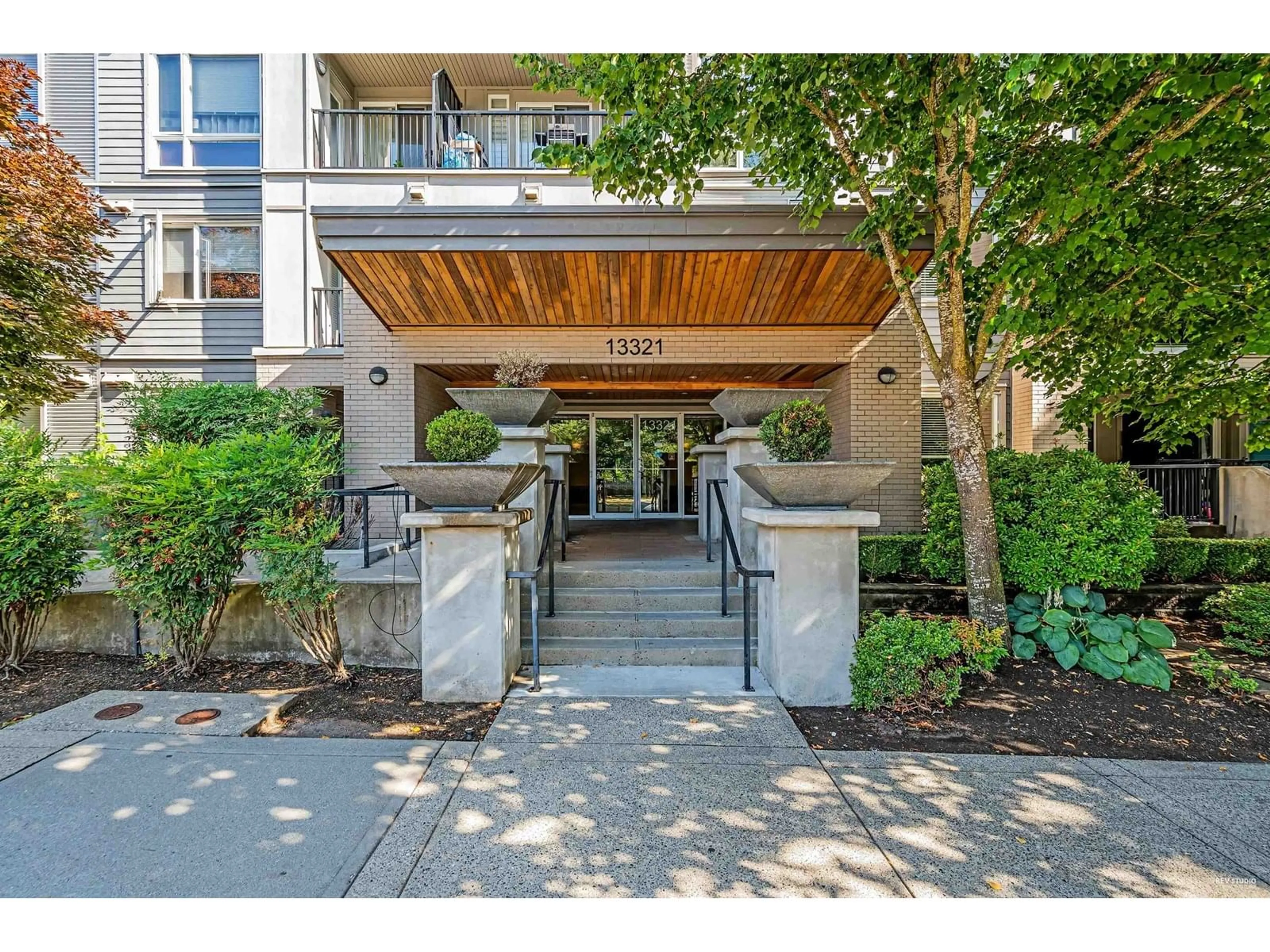 Indoor foyer for 114 - 13321 102A, Surrey British Columbia V3T1P6