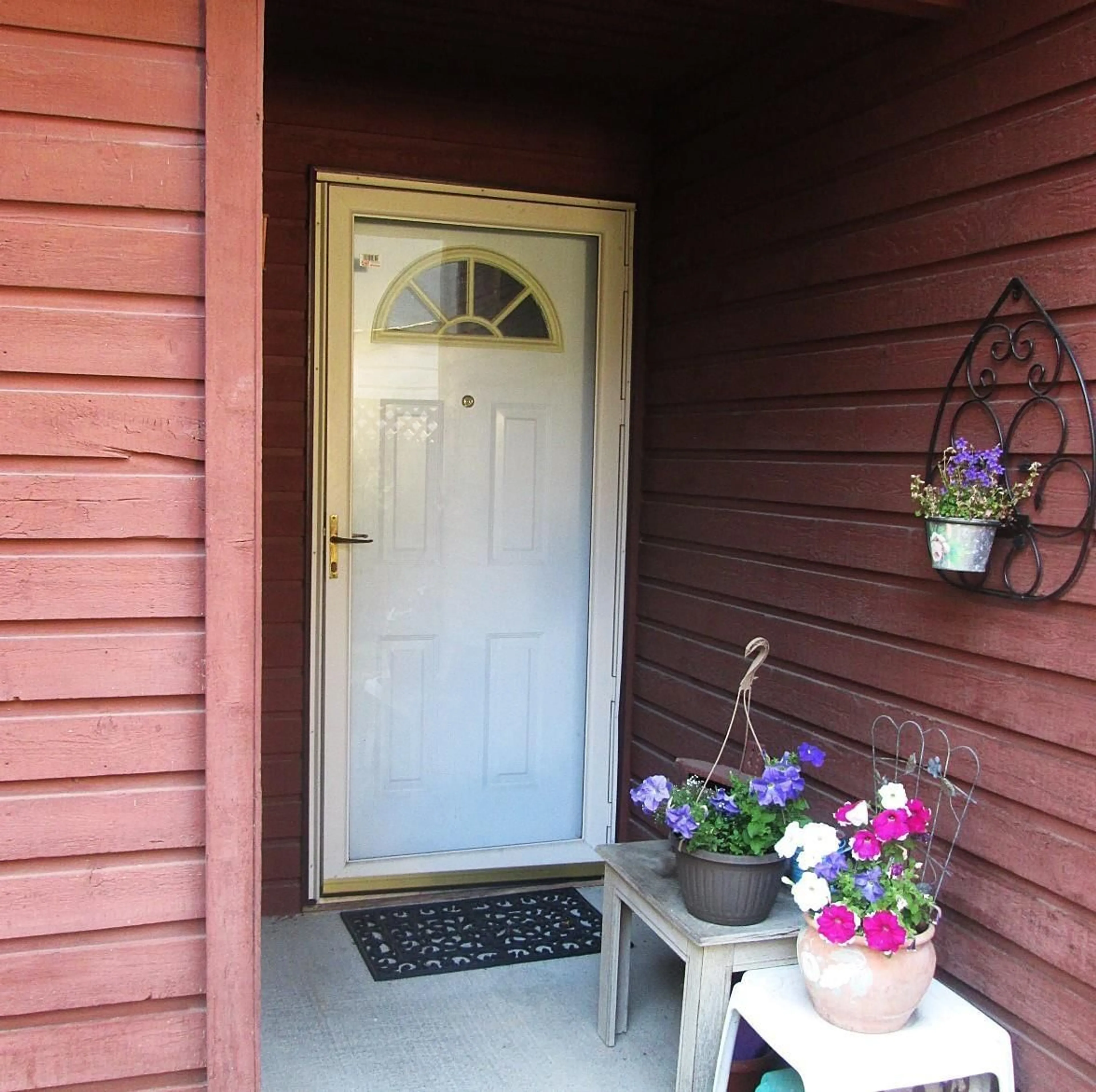 Indoor entryway for 7342 128B, Surrey British Columbia V3W7E5