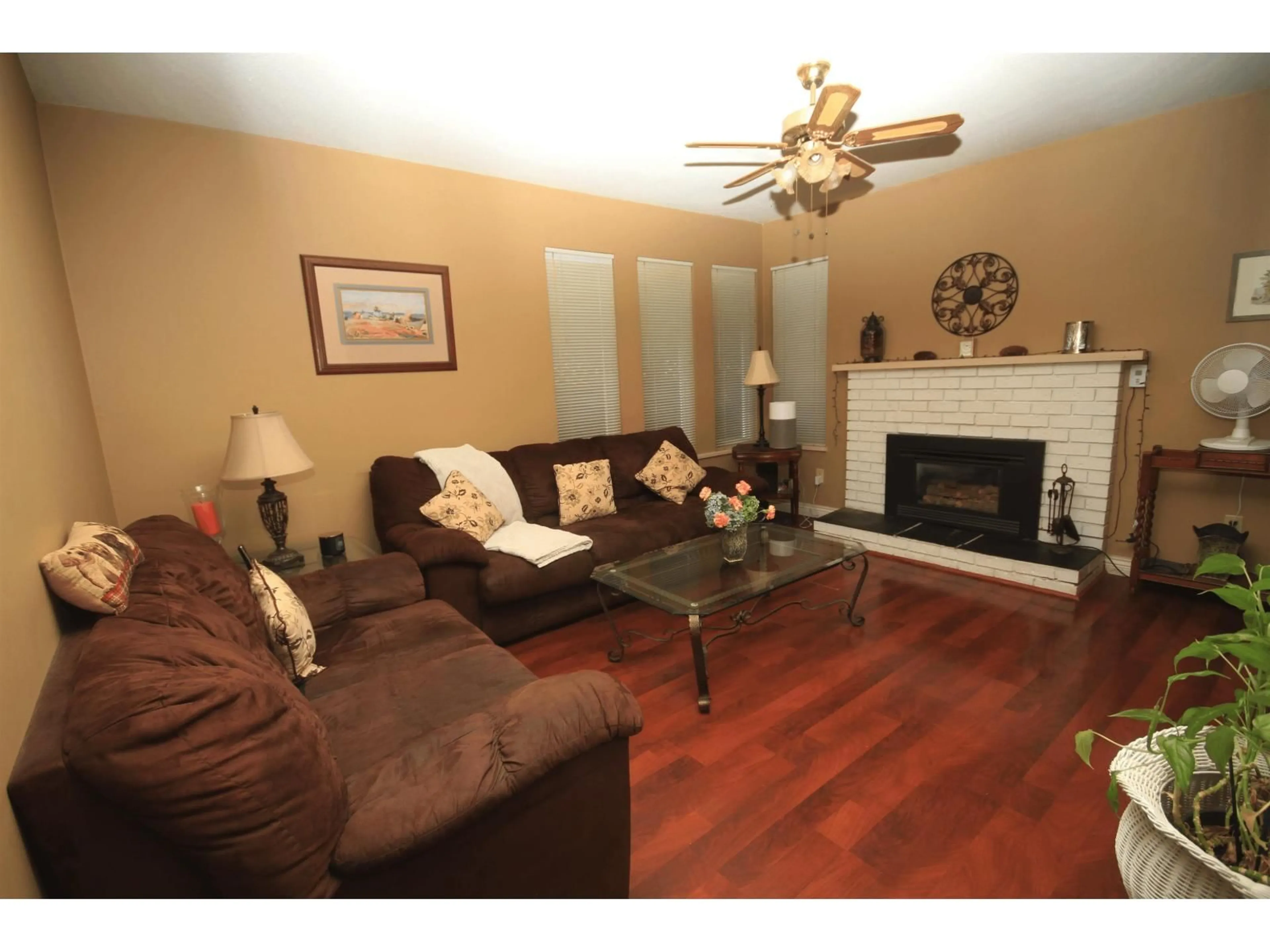 Living room with furniture, wood/laminate floor for 7342 128B, Surrey British Columbia V3W7E5