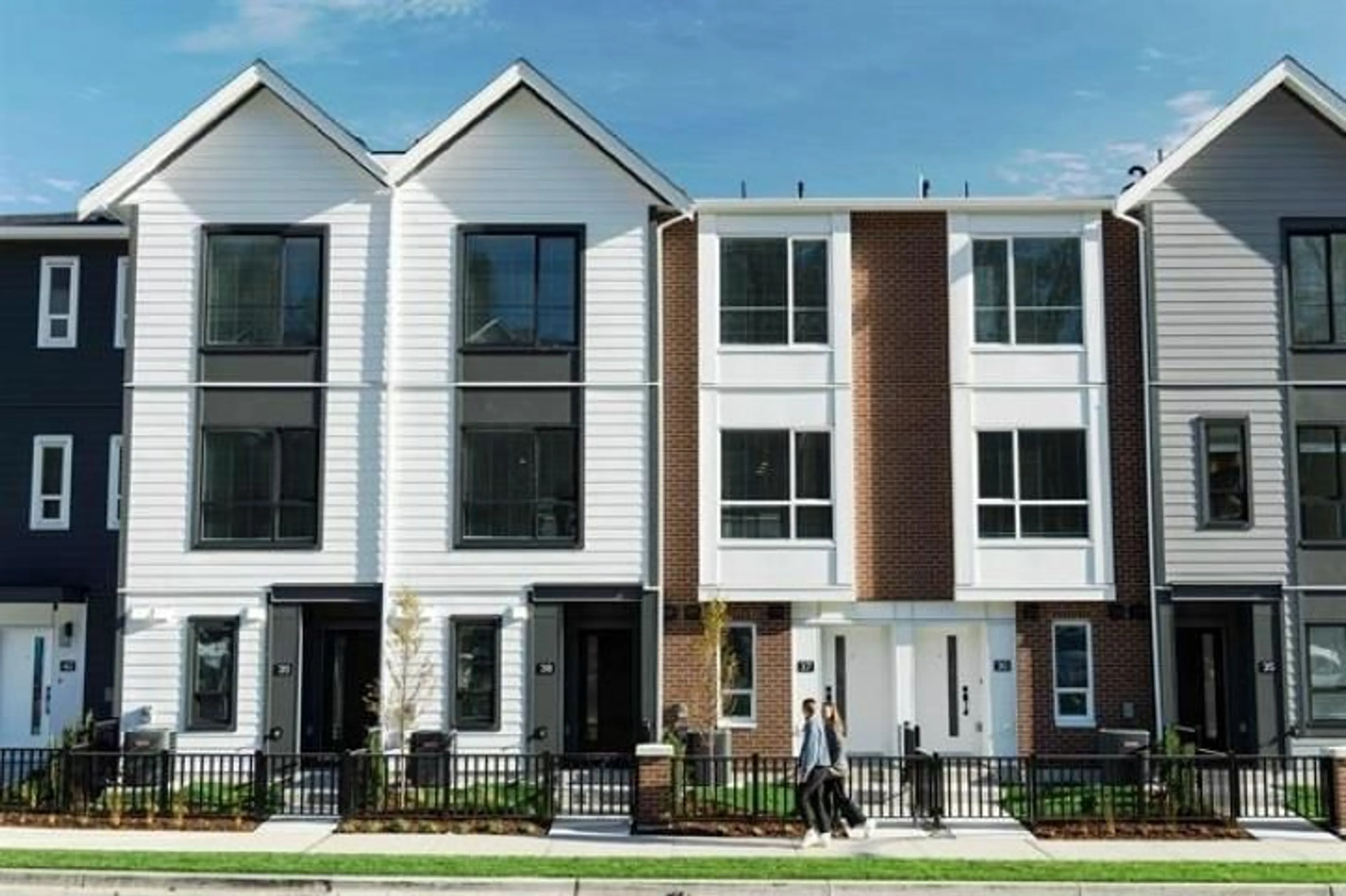 Home with vinyl exterior material, street for 23 - 2886 MONTROSE, Abbotsford British Columbia V2S0N7