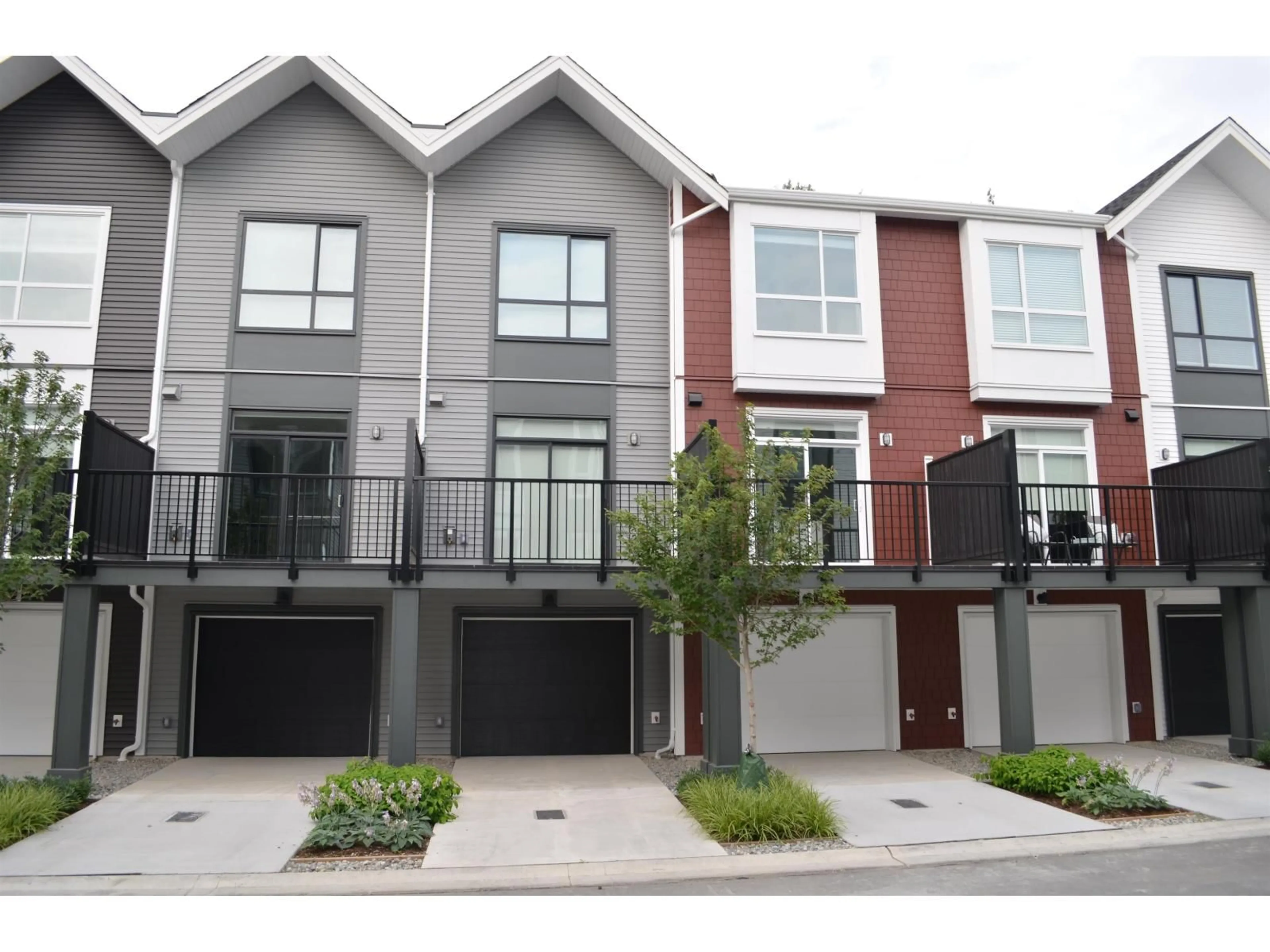 Home with vinyl exterior material, street for 23 - 2886 MONTROSE, Abbotsford British Columbia V2S0N7
