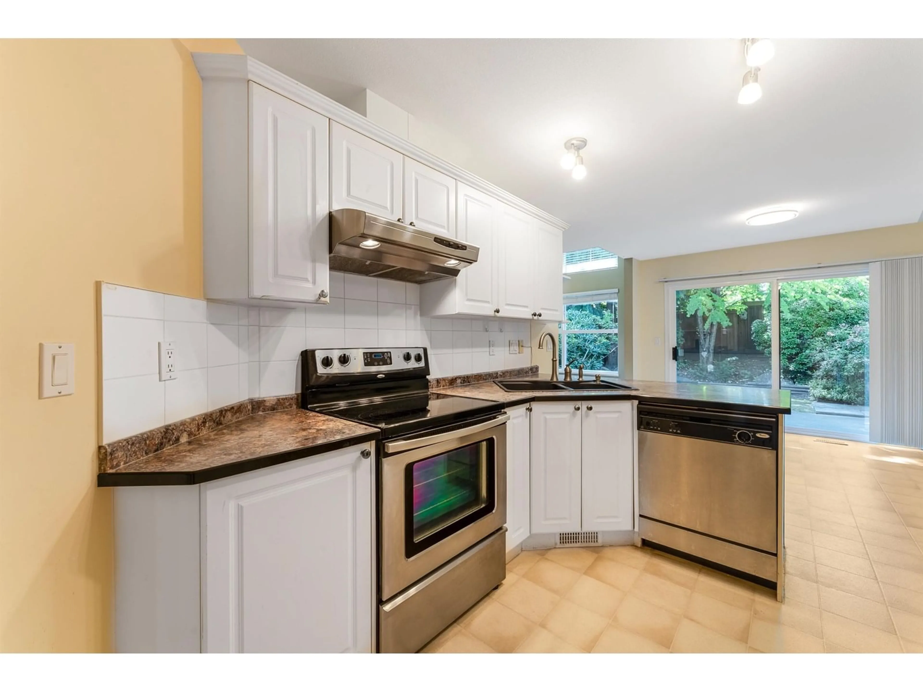 Standard kitchen, ceramic/tile floor for 33 - 8111 160, Surrey British Columbia V4N0V4