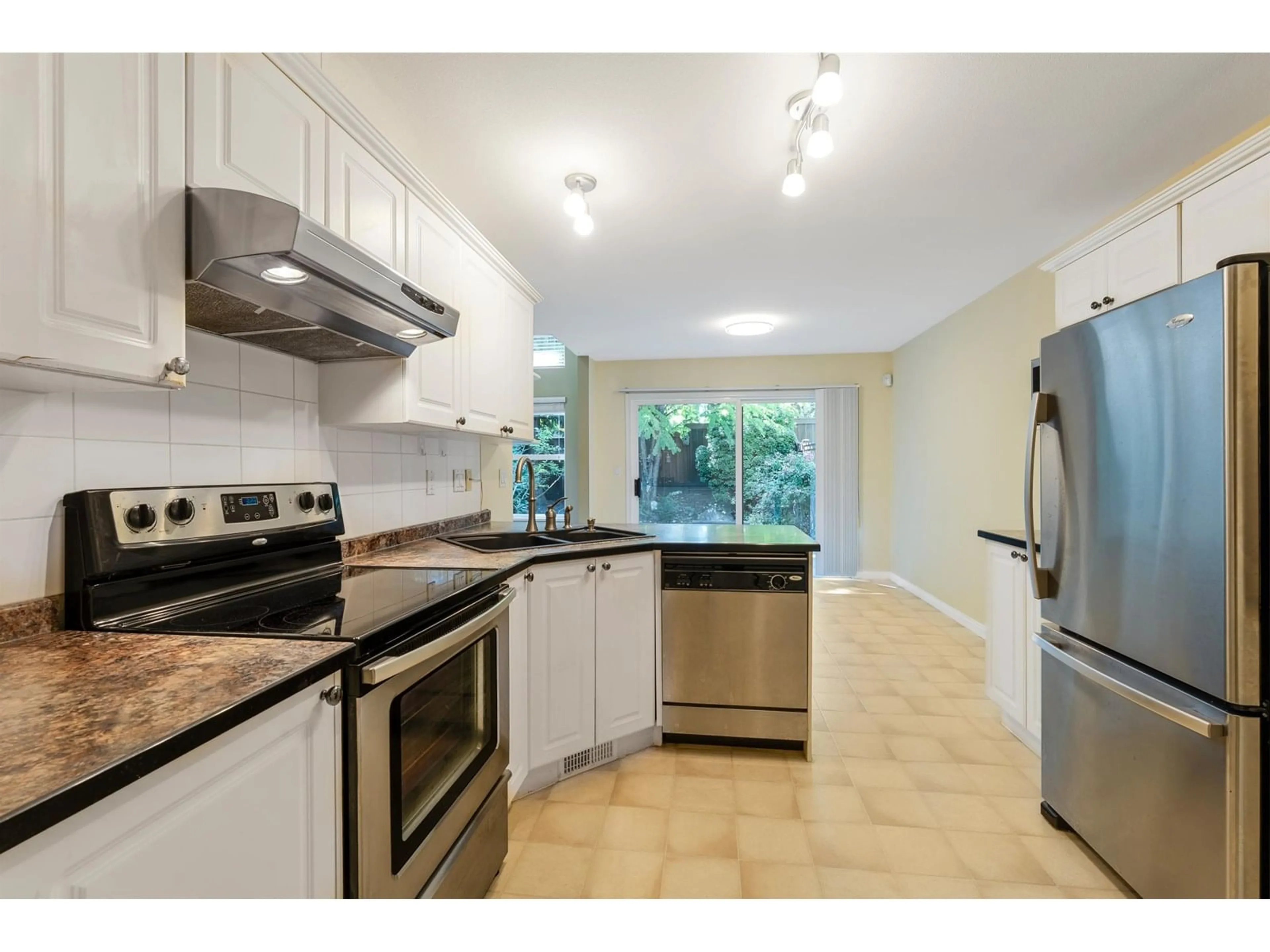 Standard kitchen, unknown for 33 - 8111 160, Surrey British Columbia V4N0V4