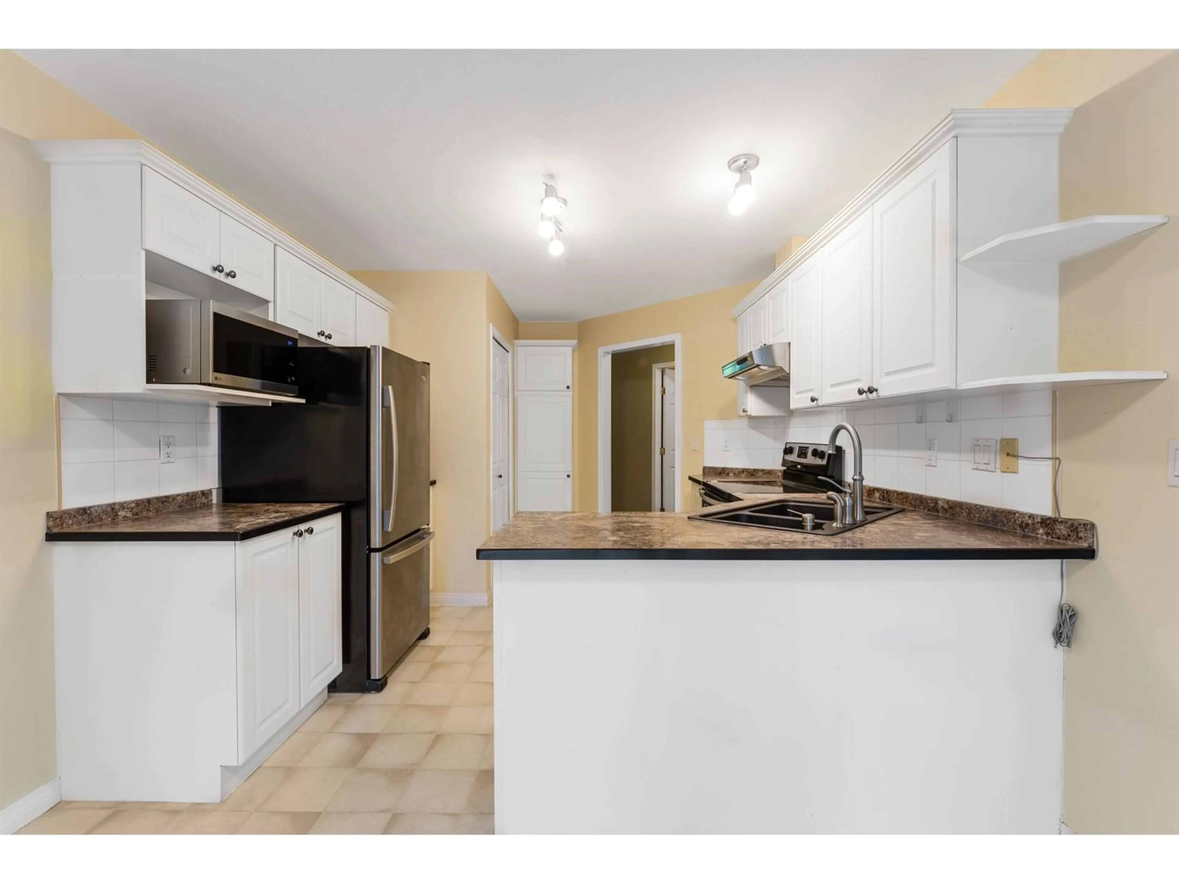 Standard kitchen, unknown for 33 - 8111 160, Surrey British Columbia V4N0V4