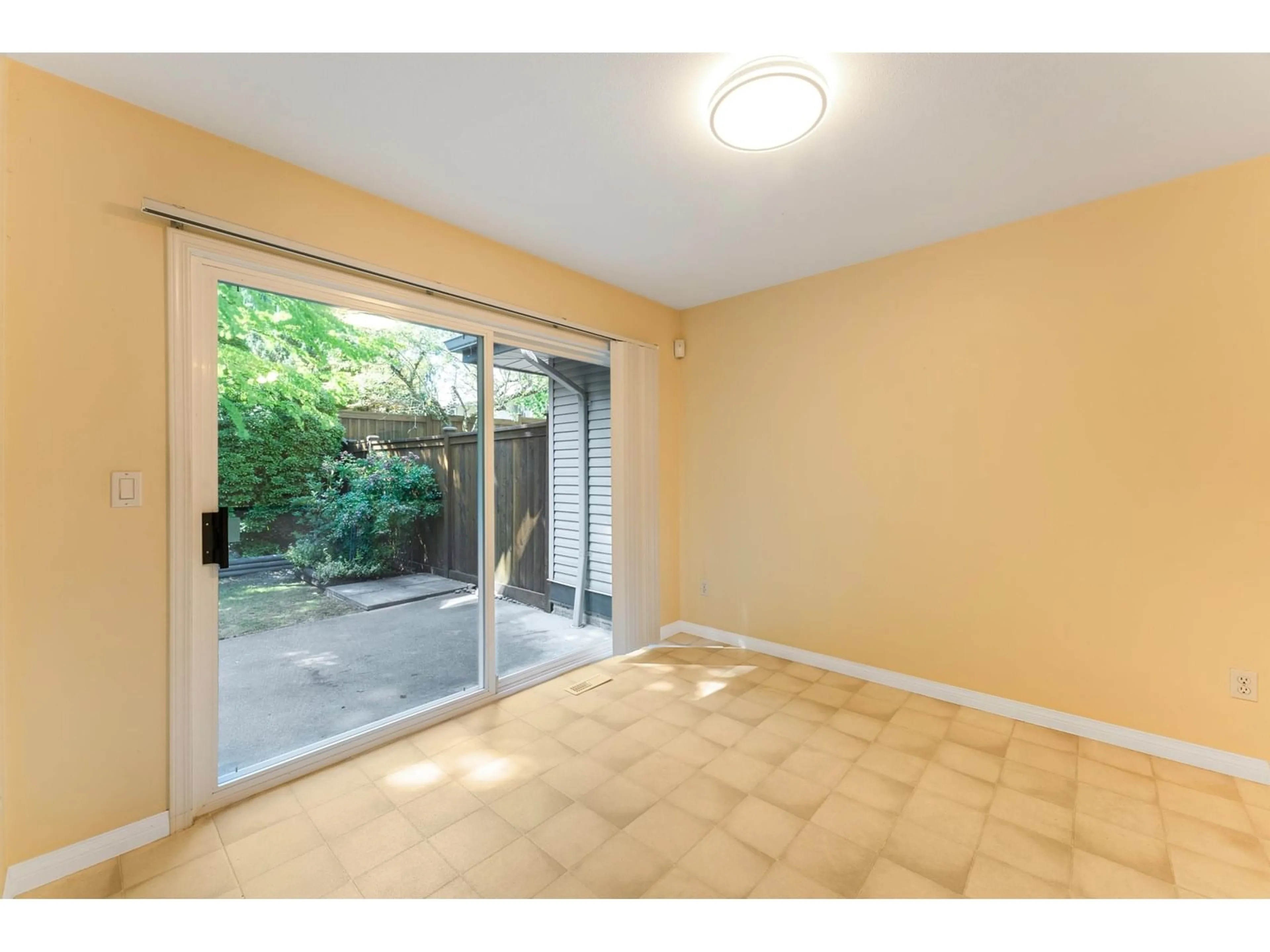 Unknown for 33 - 8111 160, Surrey British Columbia V4N0V4
