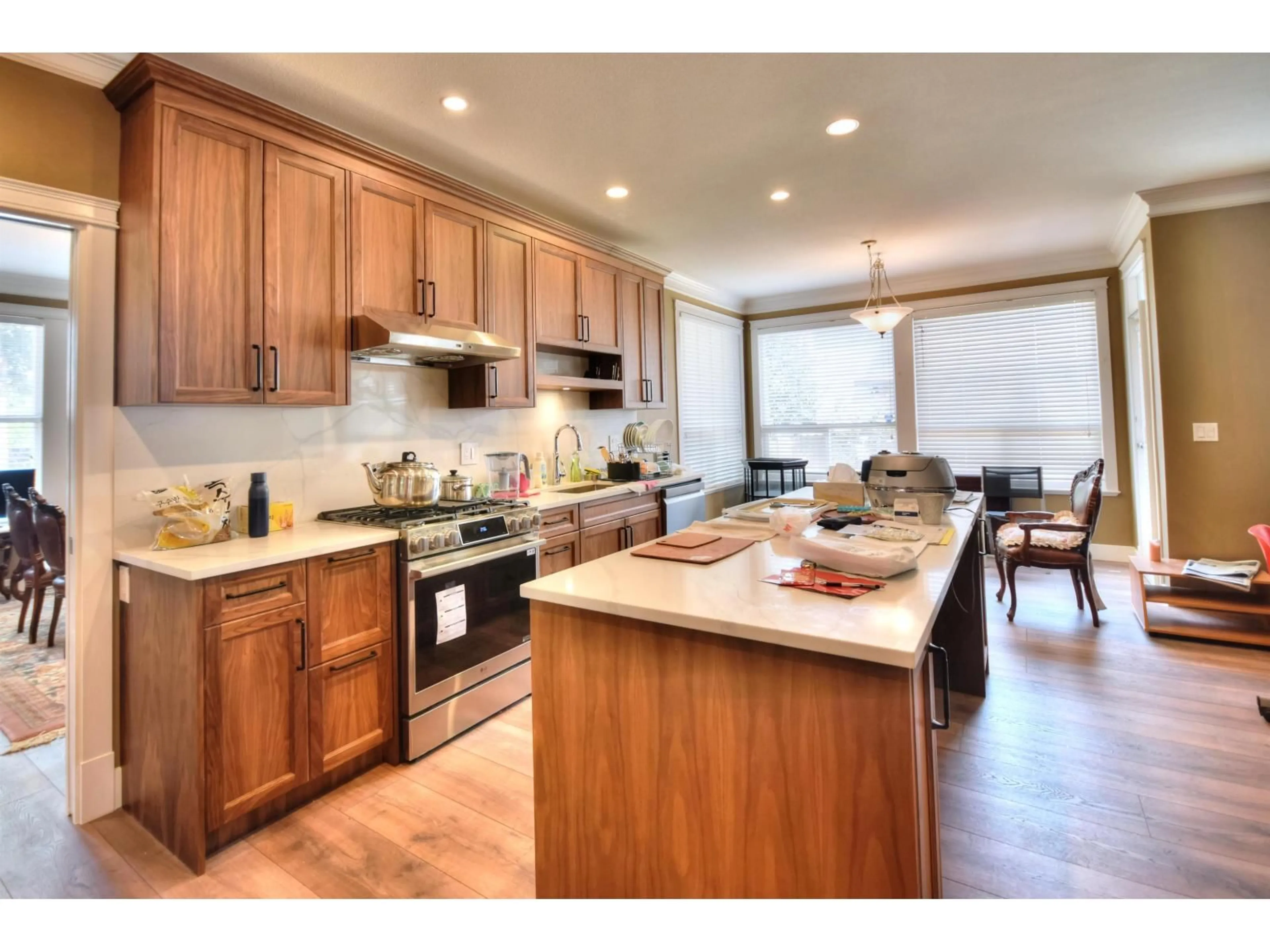 Open concept kitchen, wood/laminate floor for 16566 63B, Surrey British Columbia V3S0W2