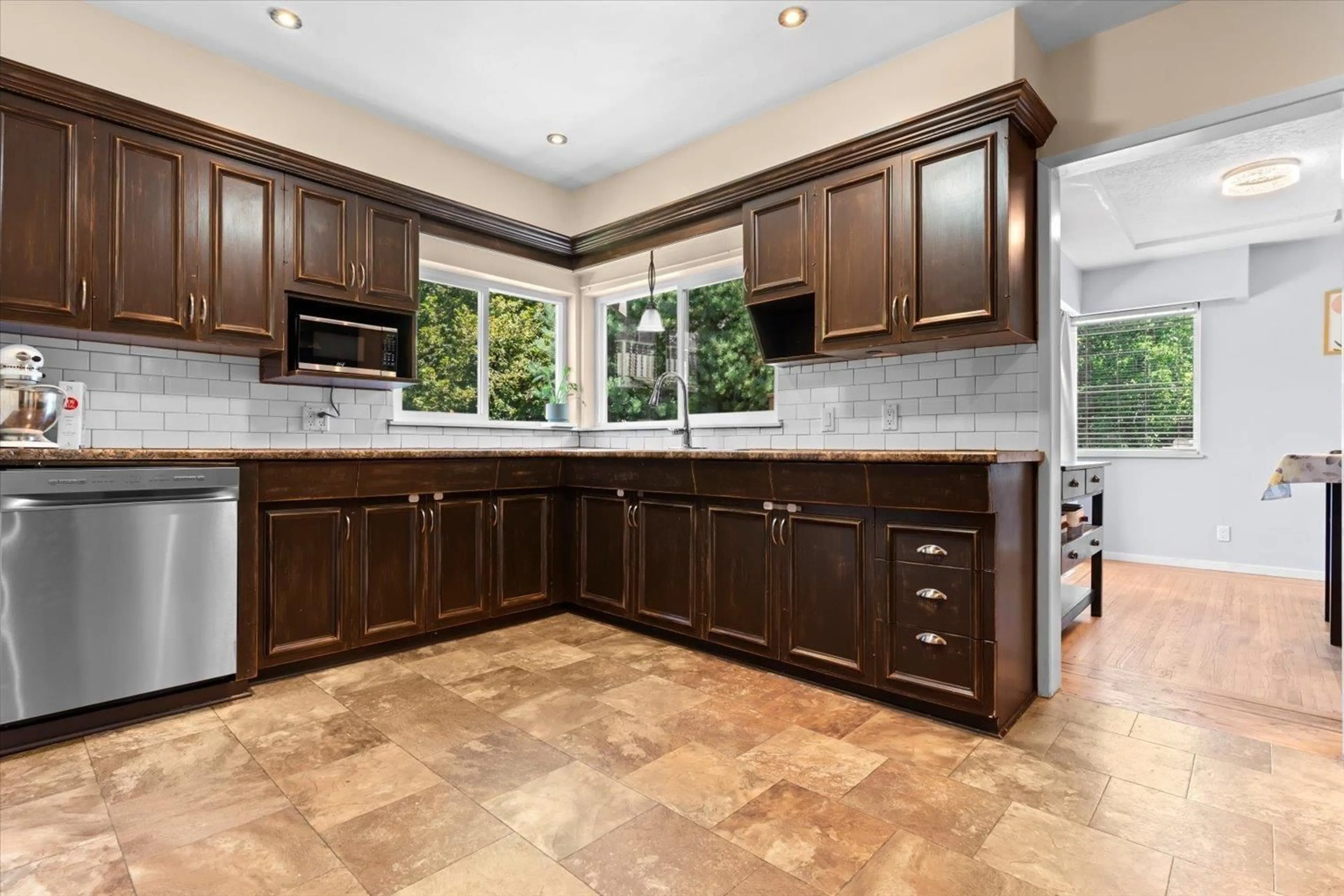 Open concept kitchen, ceramic/tile floor for 46535 CLAYTON AVENUE, Chilliwack British Columbia V2P2L6