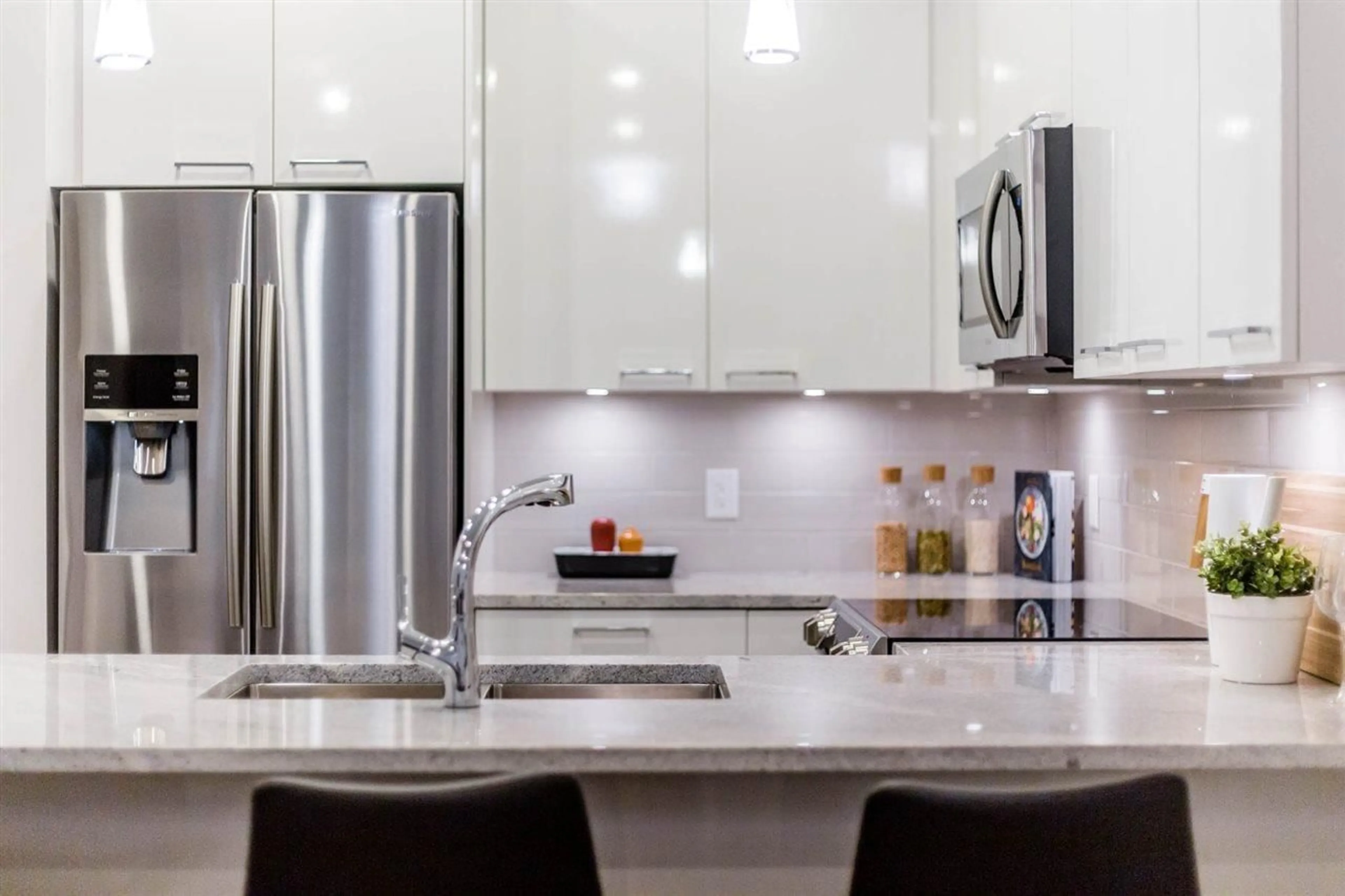 Contemporary kitchen, ceramic/tile floor for 201 - 19940 BRYDON, Langley British Columbia V3A4A5
