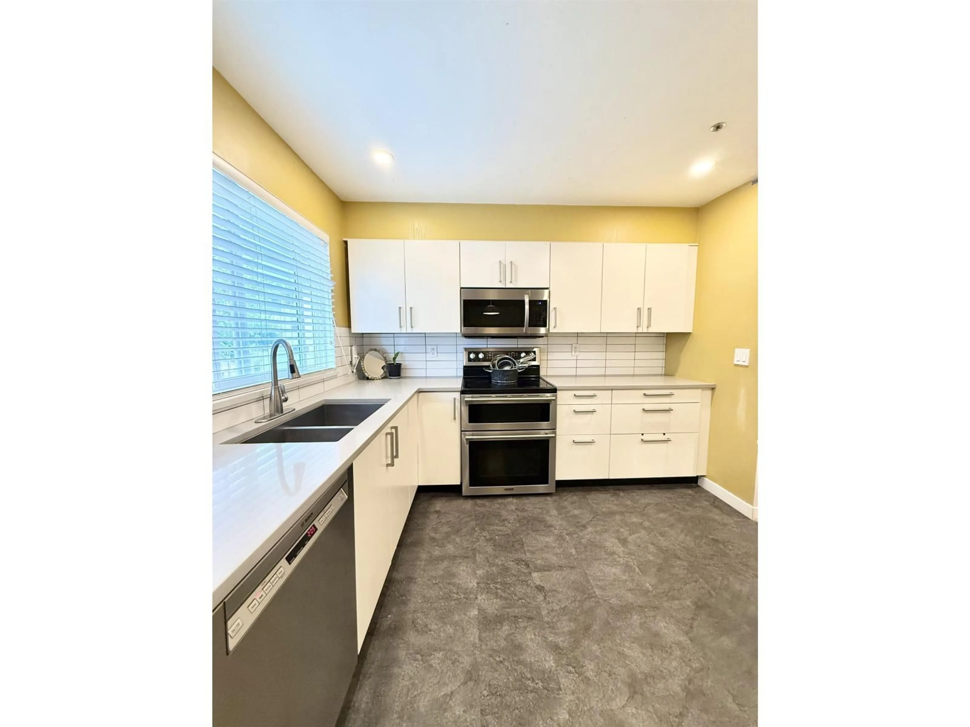Unknown for 49 - 3087 IMMEL, Abbotsford British Columbia V2S6Z6