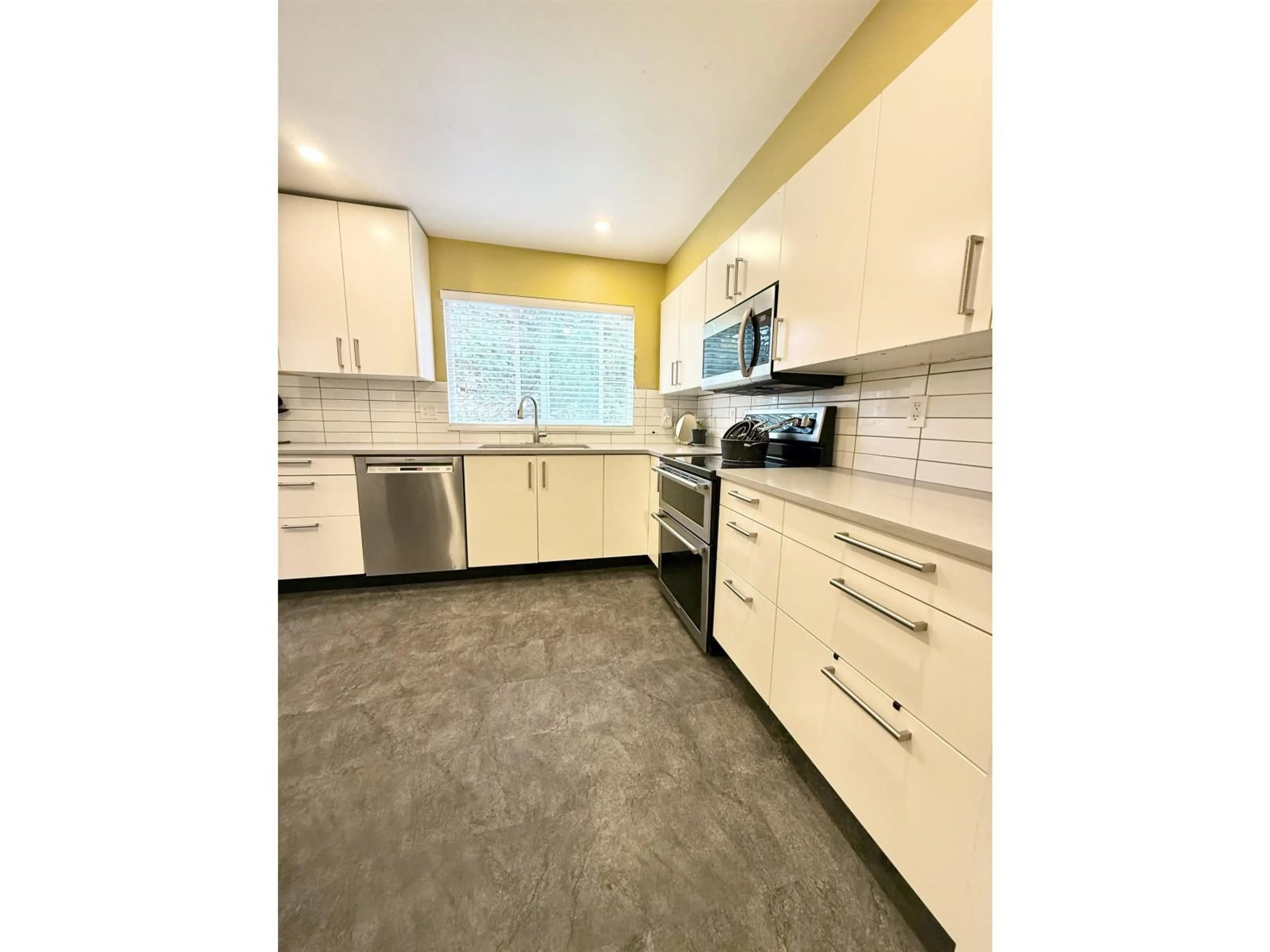 Standard kitchen, unknown for 49 - 3087 IMMEL, Abbotsford British Columbia V2S6Z6