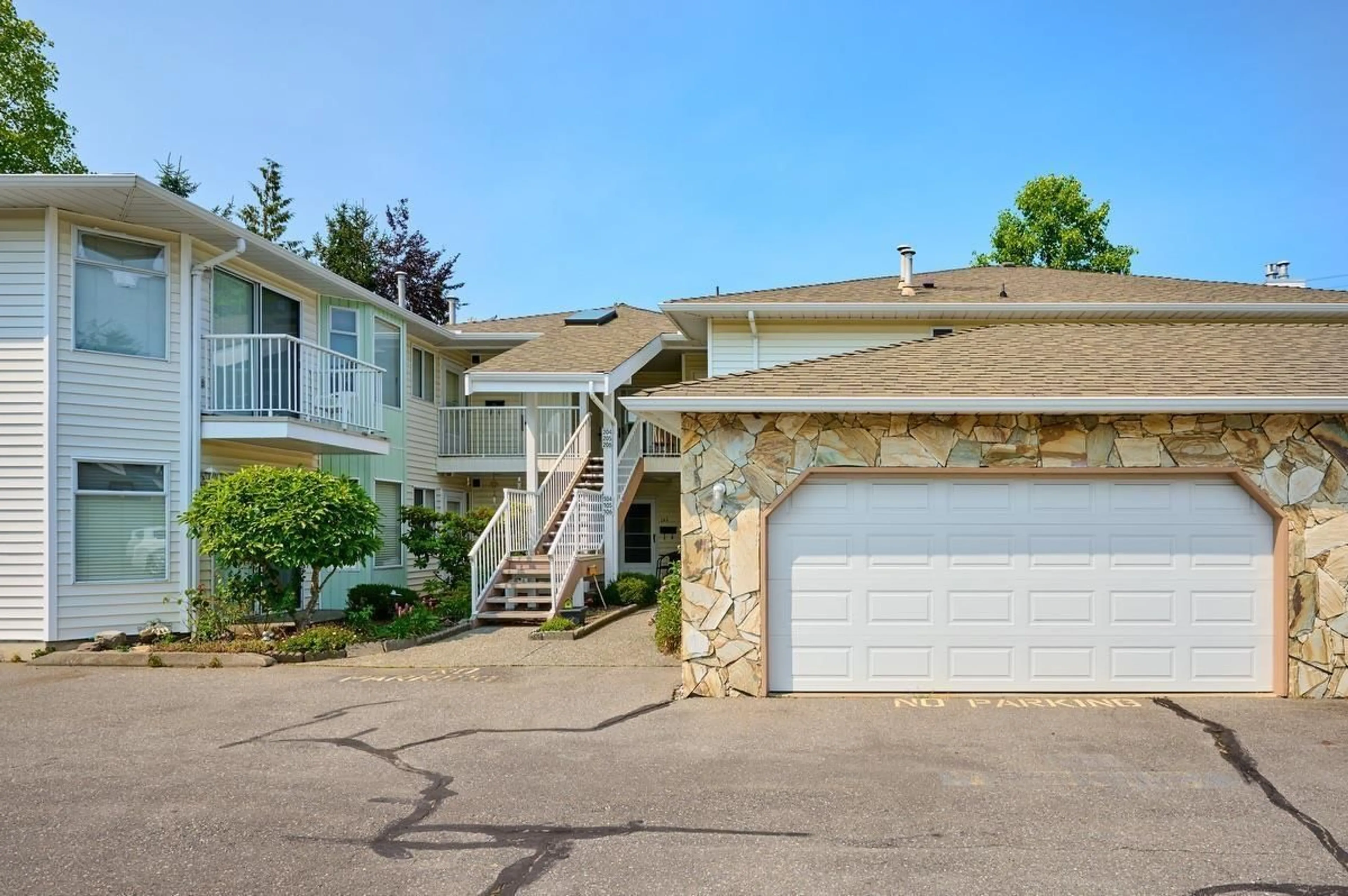 Home with vinyl exterior material, street for 105 - 7156 121, Surrey British Columbia V3W0J6