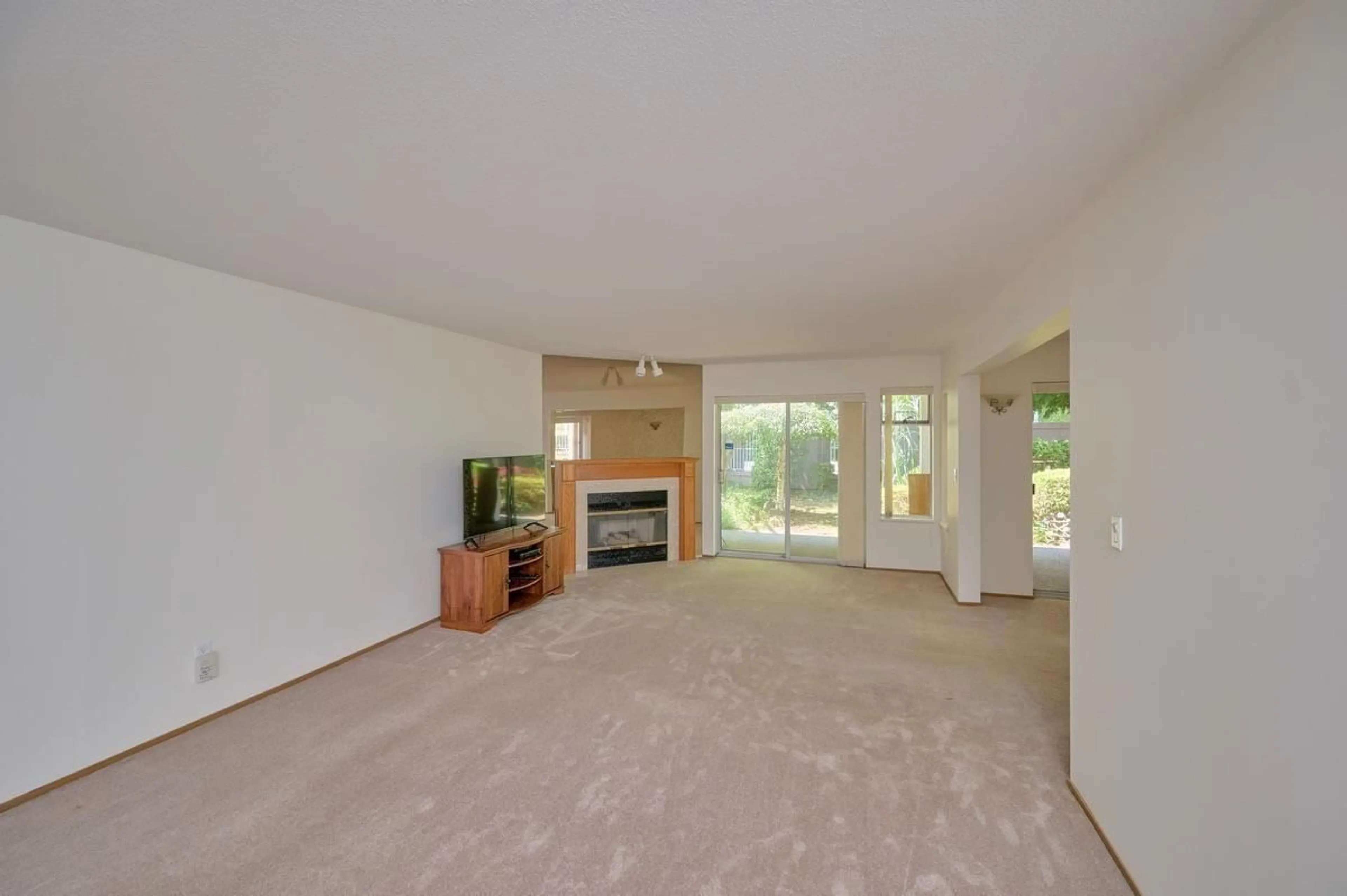 Living room with furniture, carpet floor for 105 - 7156 121, Surrey British Columbia V3W0J6