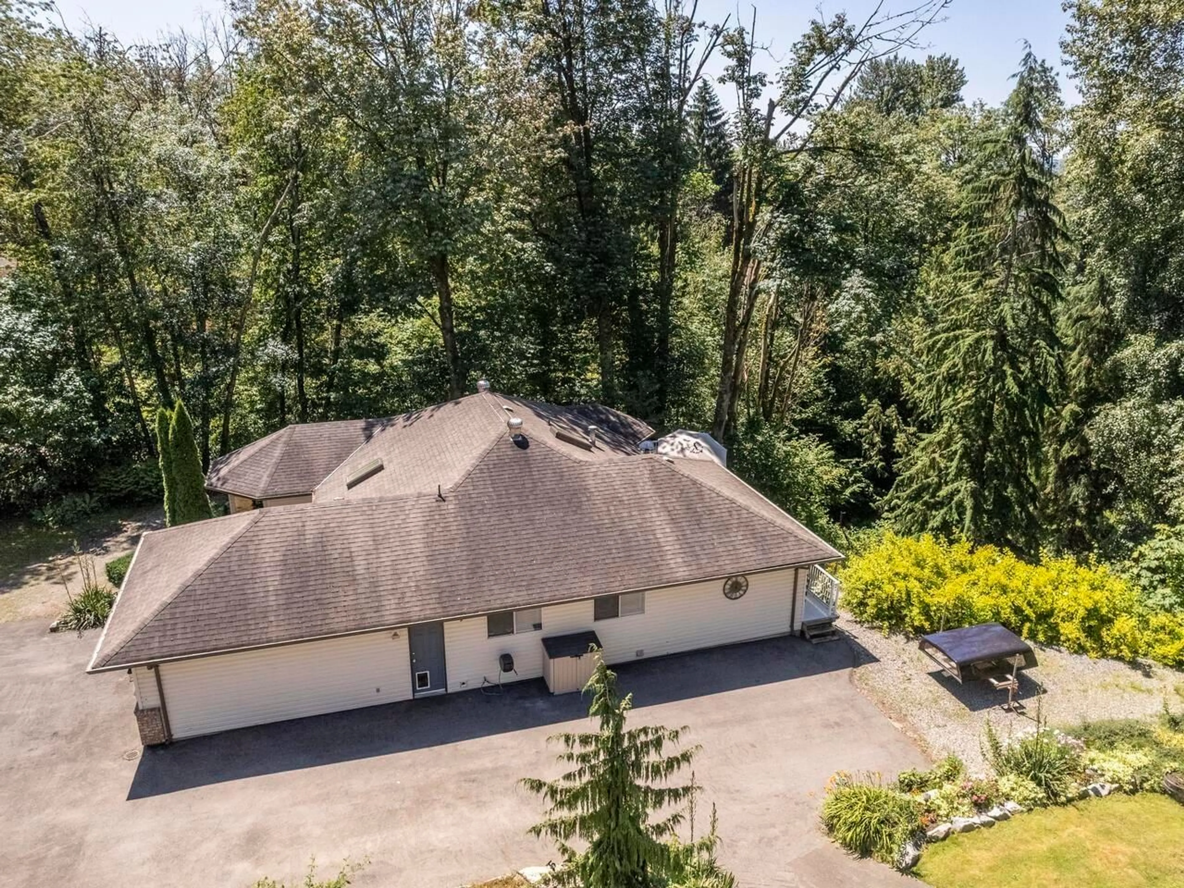 A pic from outside/outdoor area/front of a property/back of a property/a pic from drone, unknown for 7681 HORNE, Mission British Columbia V3V3Y8