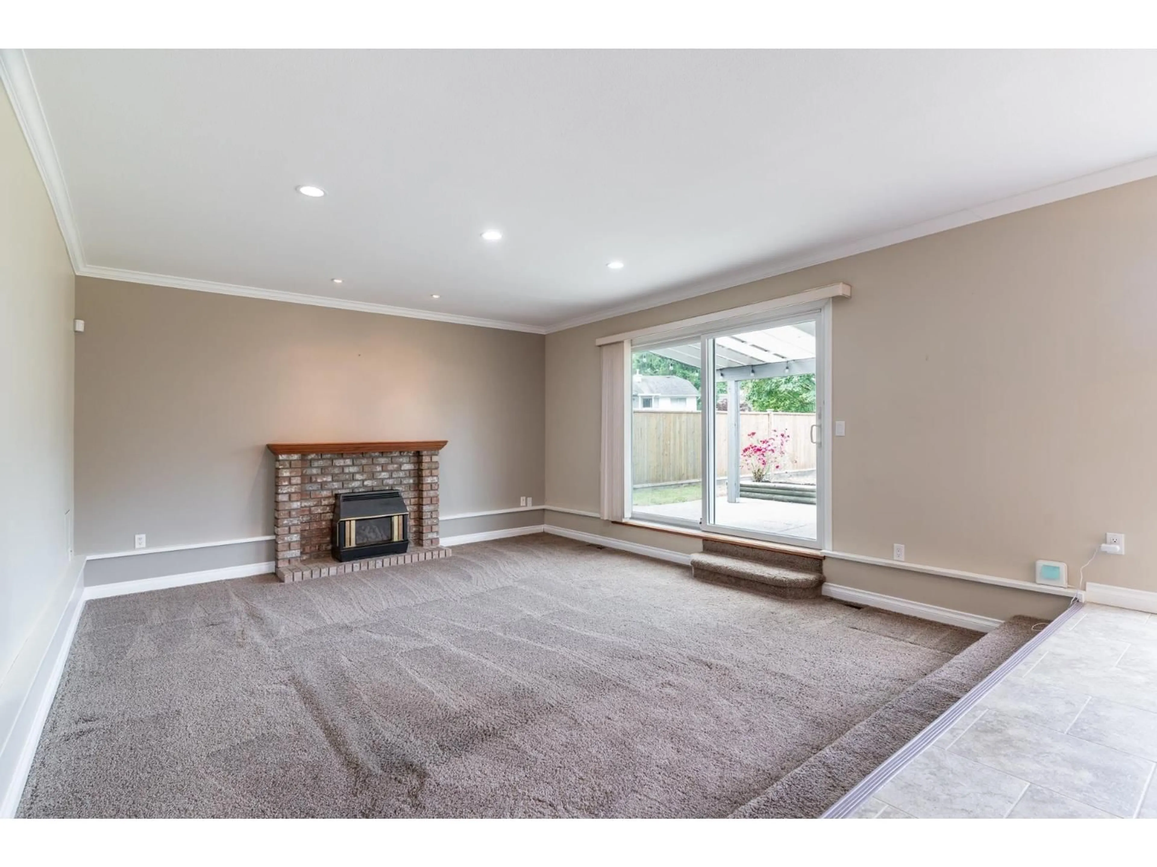 Living room with furniture, carpet floor for 8841 158, Surrey British Columbia V4N2Y7