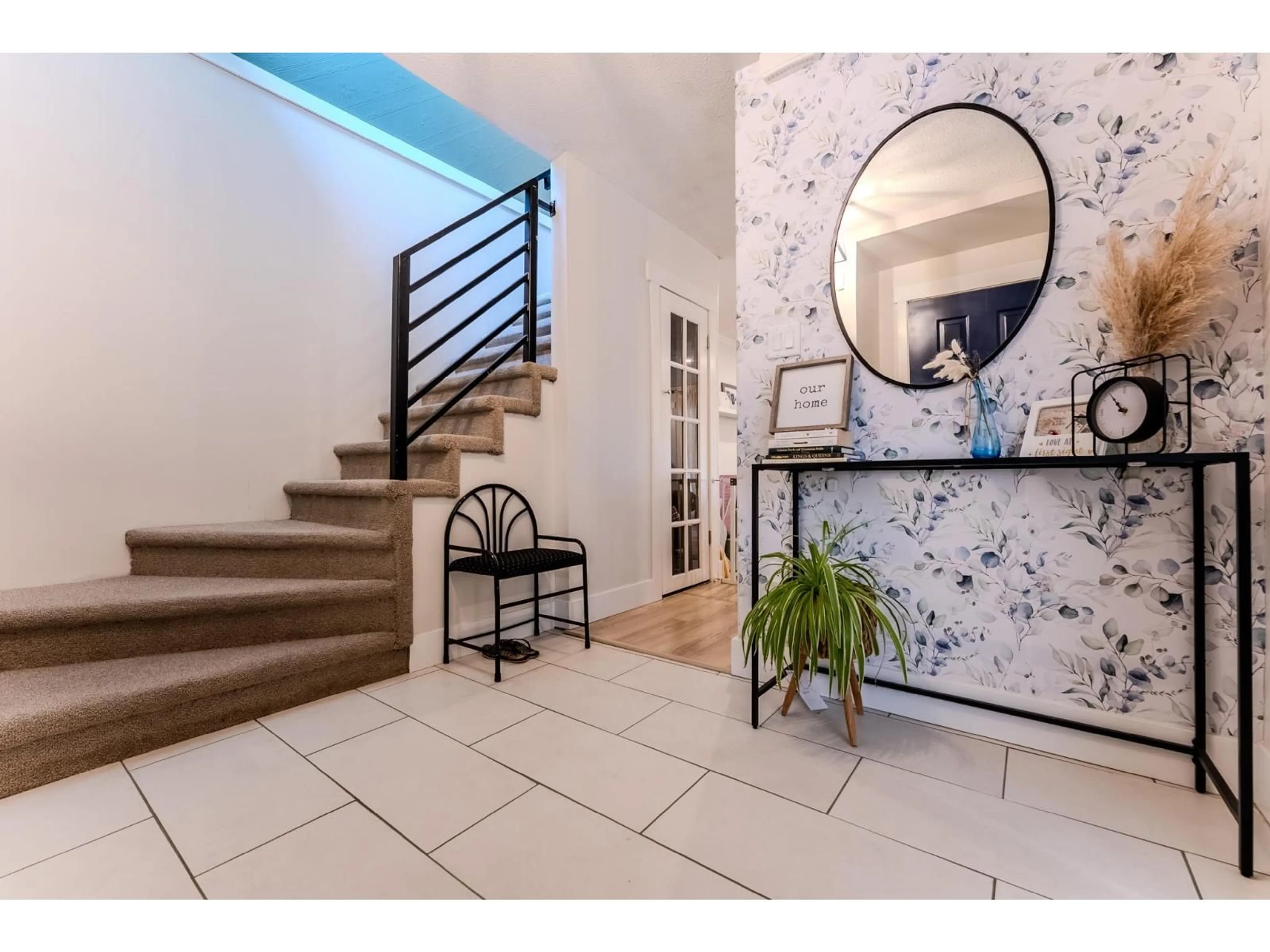 Indoor entryway for 45 - 46689 FIRST AVENUE, Chilliwack British Columbia V2P1X5