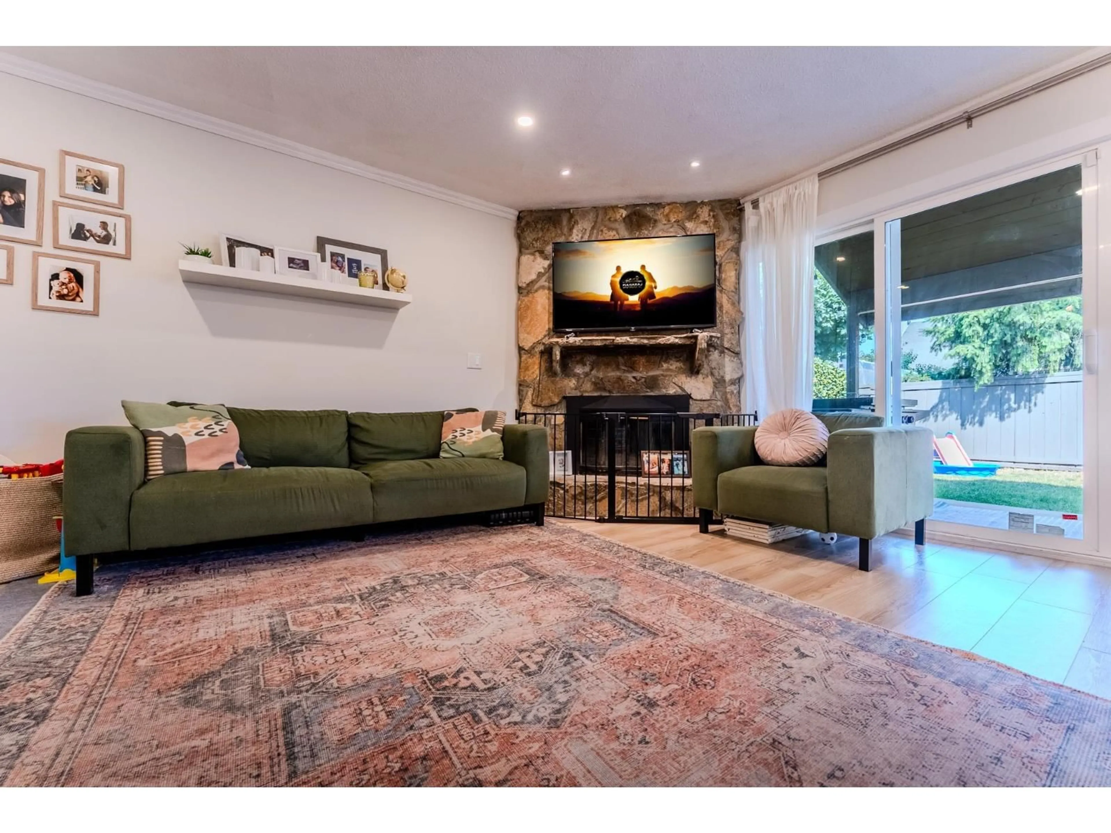 Living room with furniture, unknown for 45 - 46689 FIRST AVENUE, Chilliwack British Columbia V2P1X5