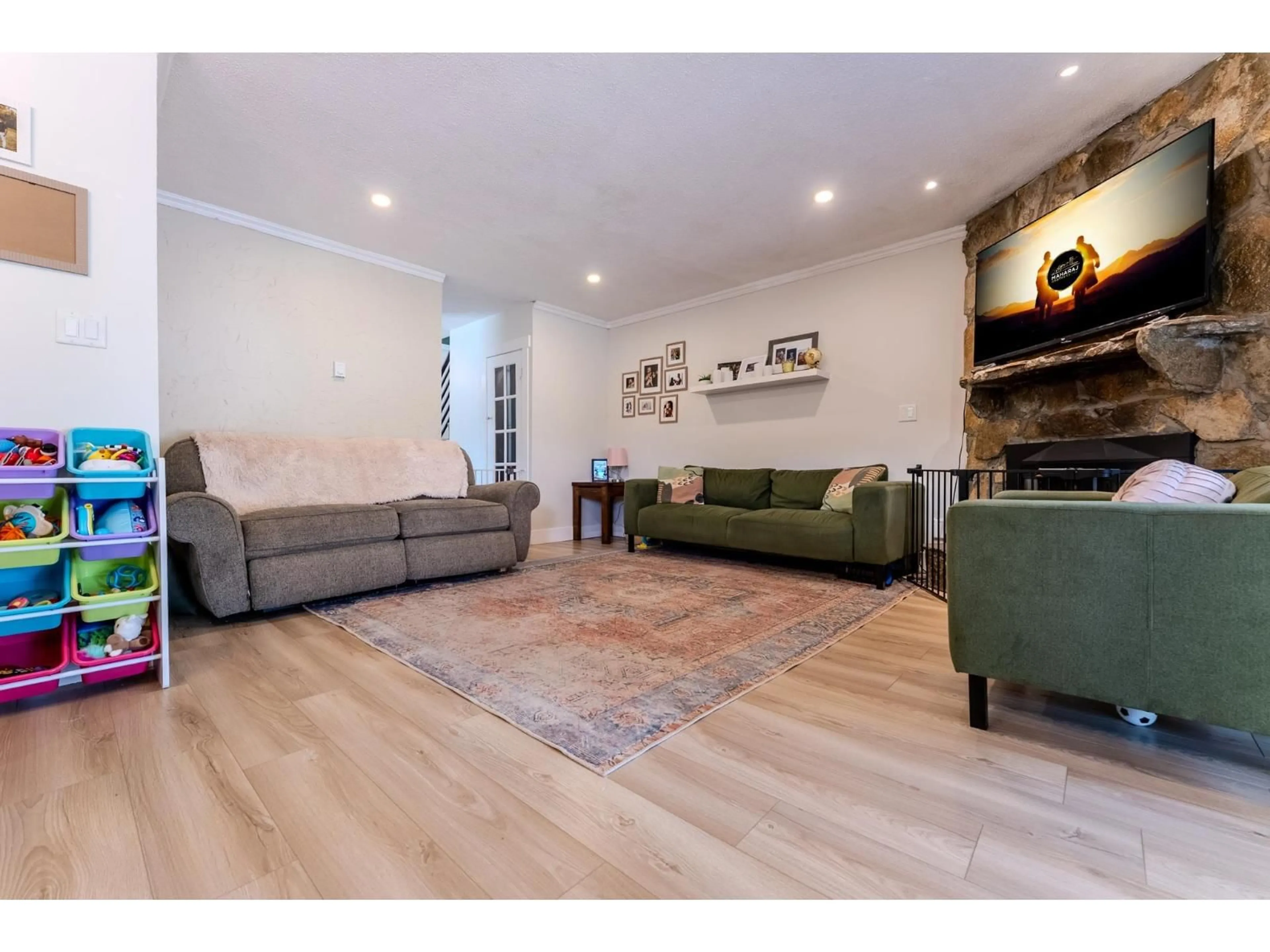 Living room with furniture, wood/laminate floor for 45 - 46689 FIRST AVENUE, Chilliwack British Columbia V2P1X5