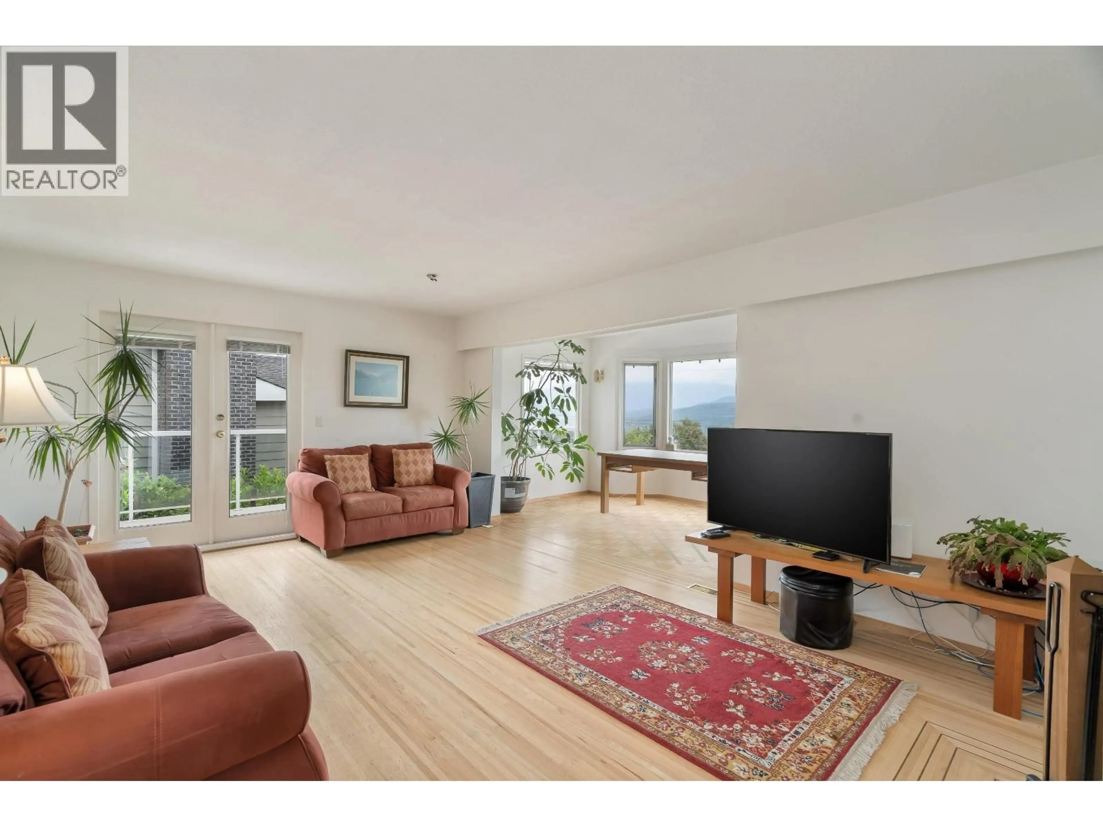 Living room with furniture, wood/laminate floor for 914 BAKER DRIVE, Coquitlam British Columbia V3J6X2