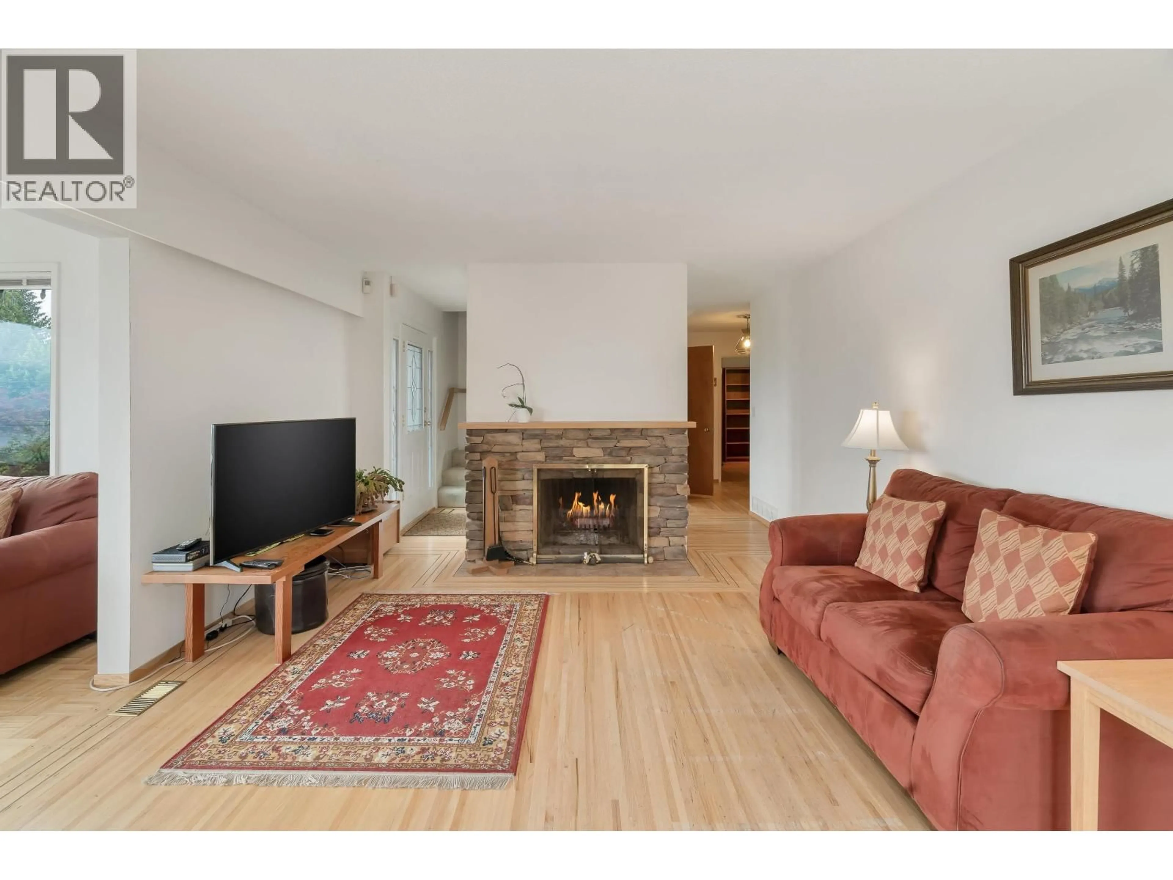 Living room with furniture, wood/laminate floor for 914 BAKER DRIVE, Coquitlam British Columbia V3J6X2