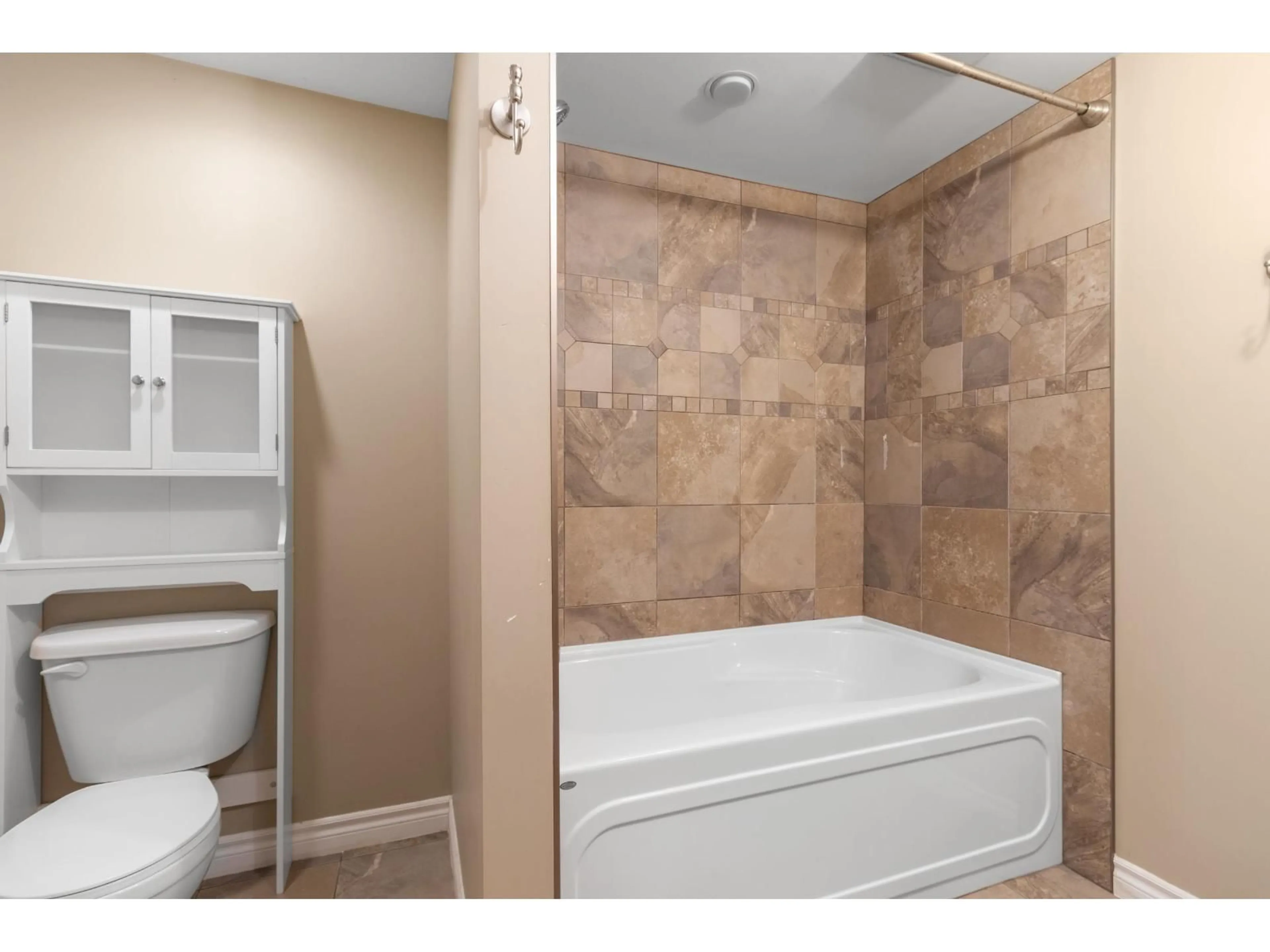 Standard bathroom, ceramic/tile floor for 46160 LARCH AVENUE, Chilliwack British Columbia V2P1E6