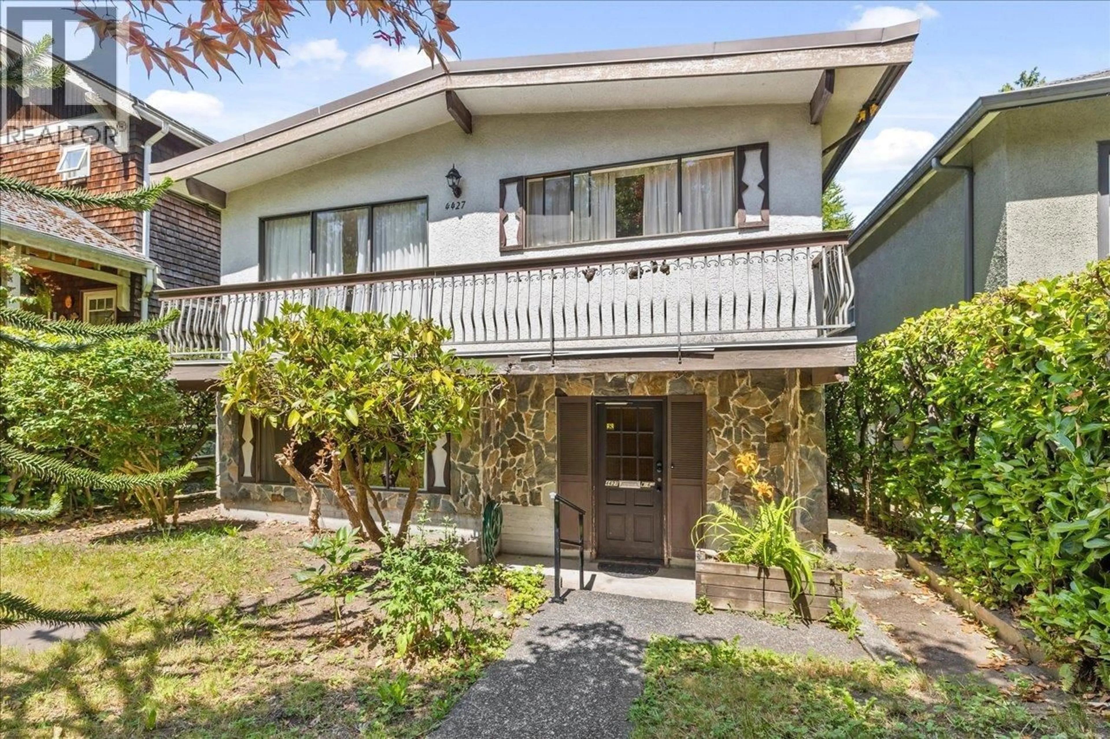 A pic from outside/outdoor area/front of a property/back of a property/a pic from drone, street for 4427 6TH AVENUE, Vancouver British Columbia V6R1V2