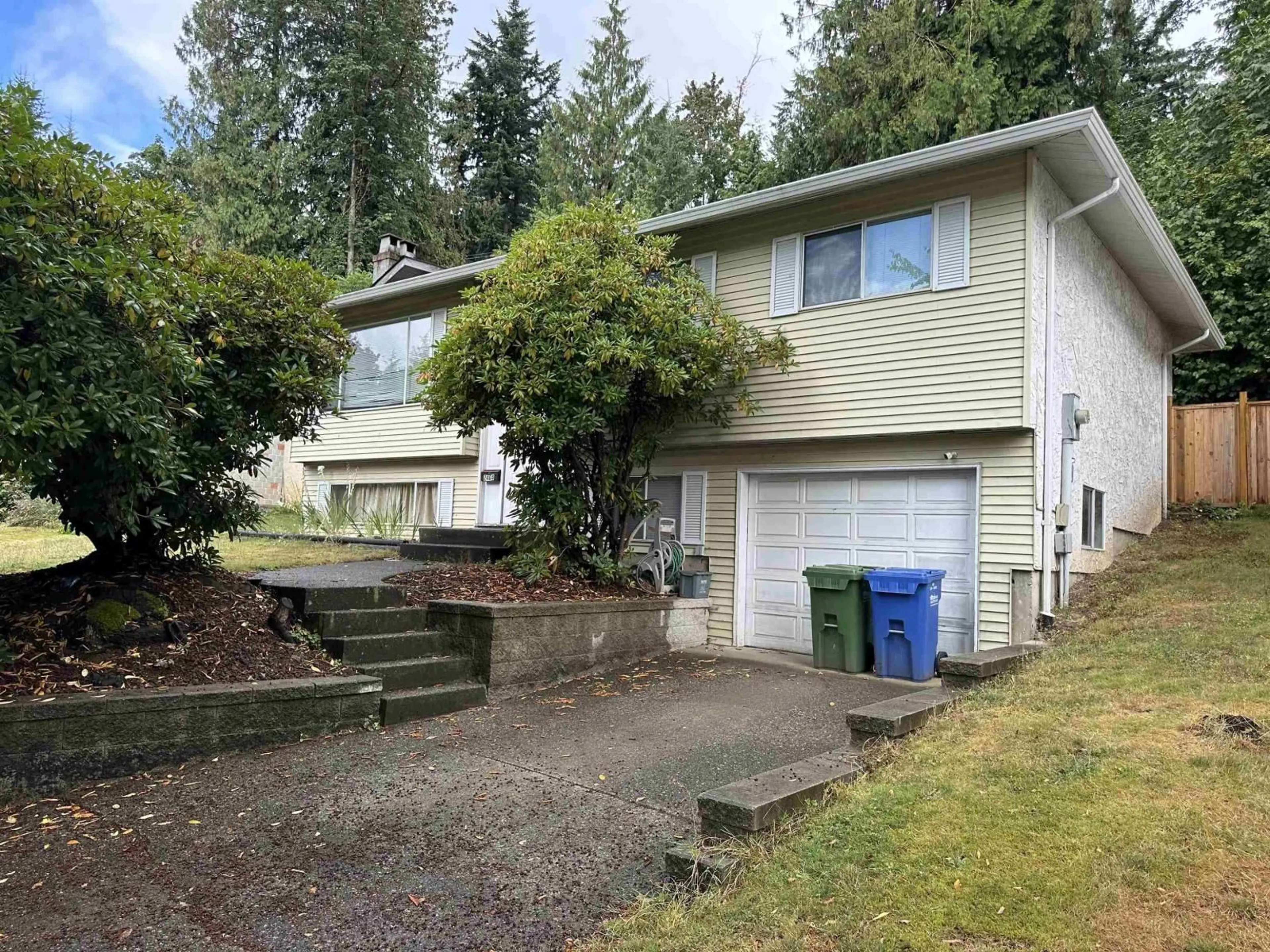 Home with vinyl exterior material, street for 2464 CAMERON, Abbotsford British Columbia V3G2B1