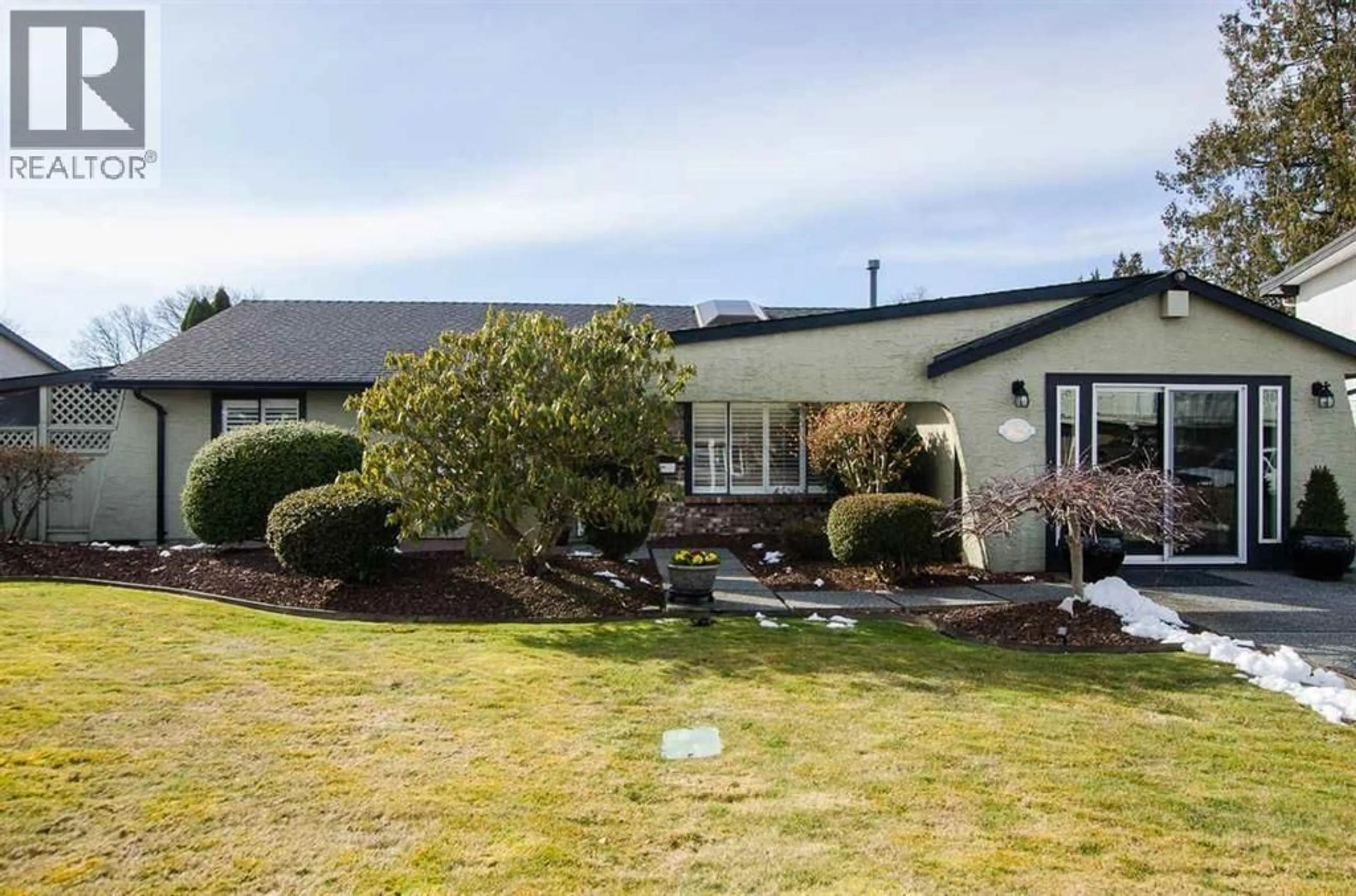 A pic from outside/outdoor area/front of a property/back of a property/a pic from drone, mountain view for 4643 55 STREET, Delta British Columbia V4K3P6