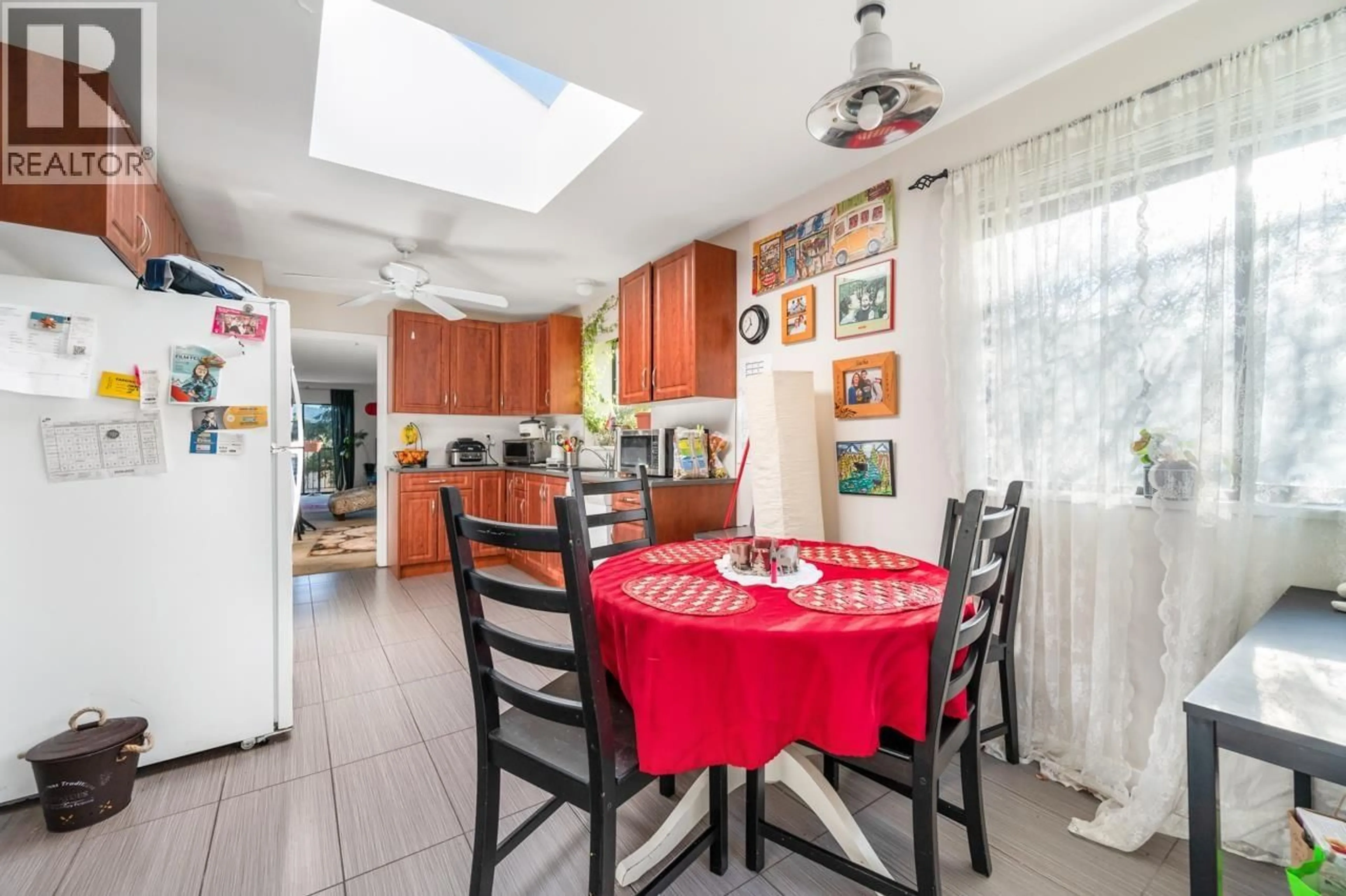 Dining room, ceramic/tile floor for 3003 SUNNYHURST ROAD, North Vancouver British Columbia V7K2G4
