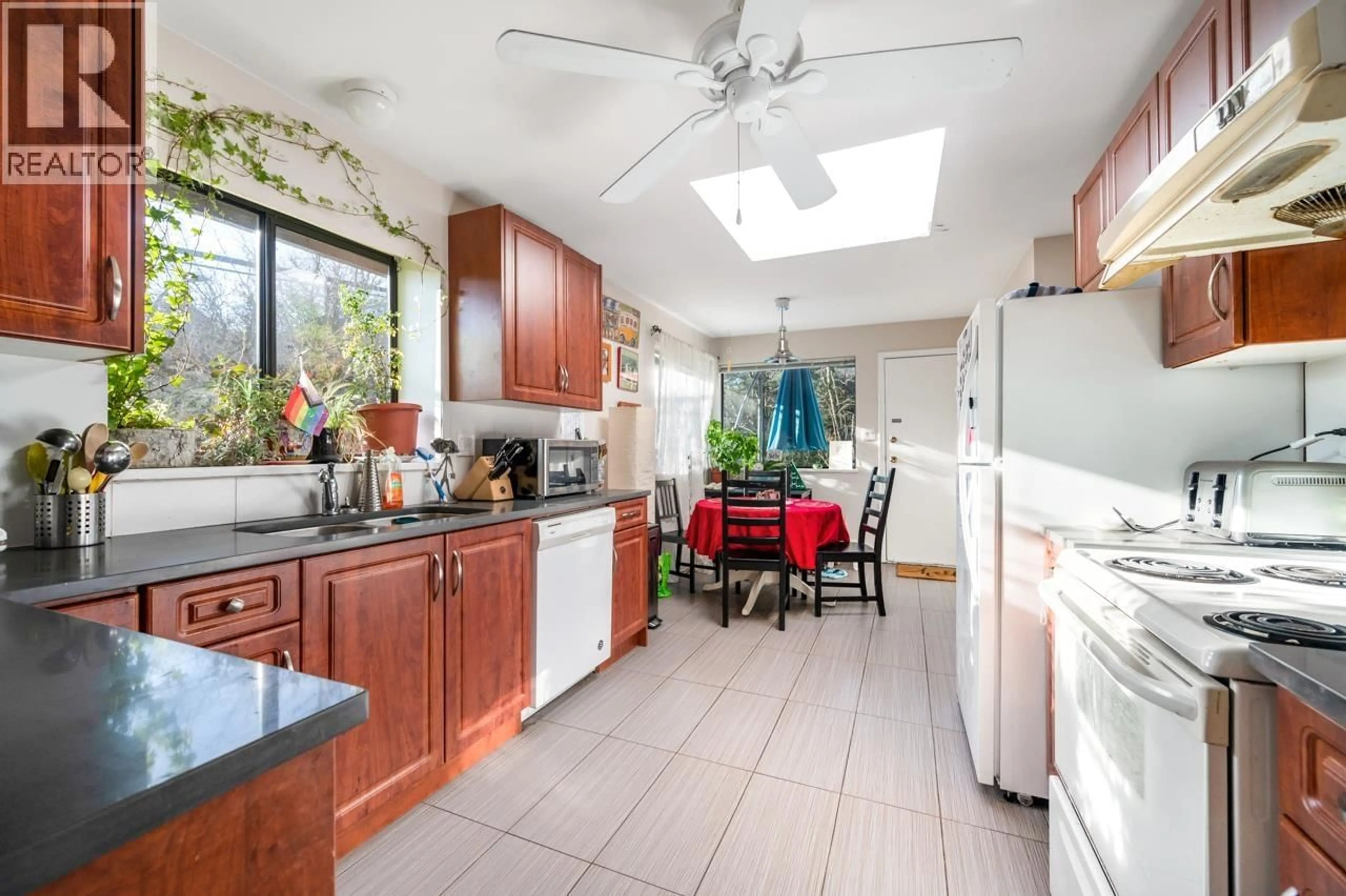 Standard kitchen, ceramic/tile floor for 3003 SUNNYHURST ROAD, North Vancouver British Columbia V7K2G4