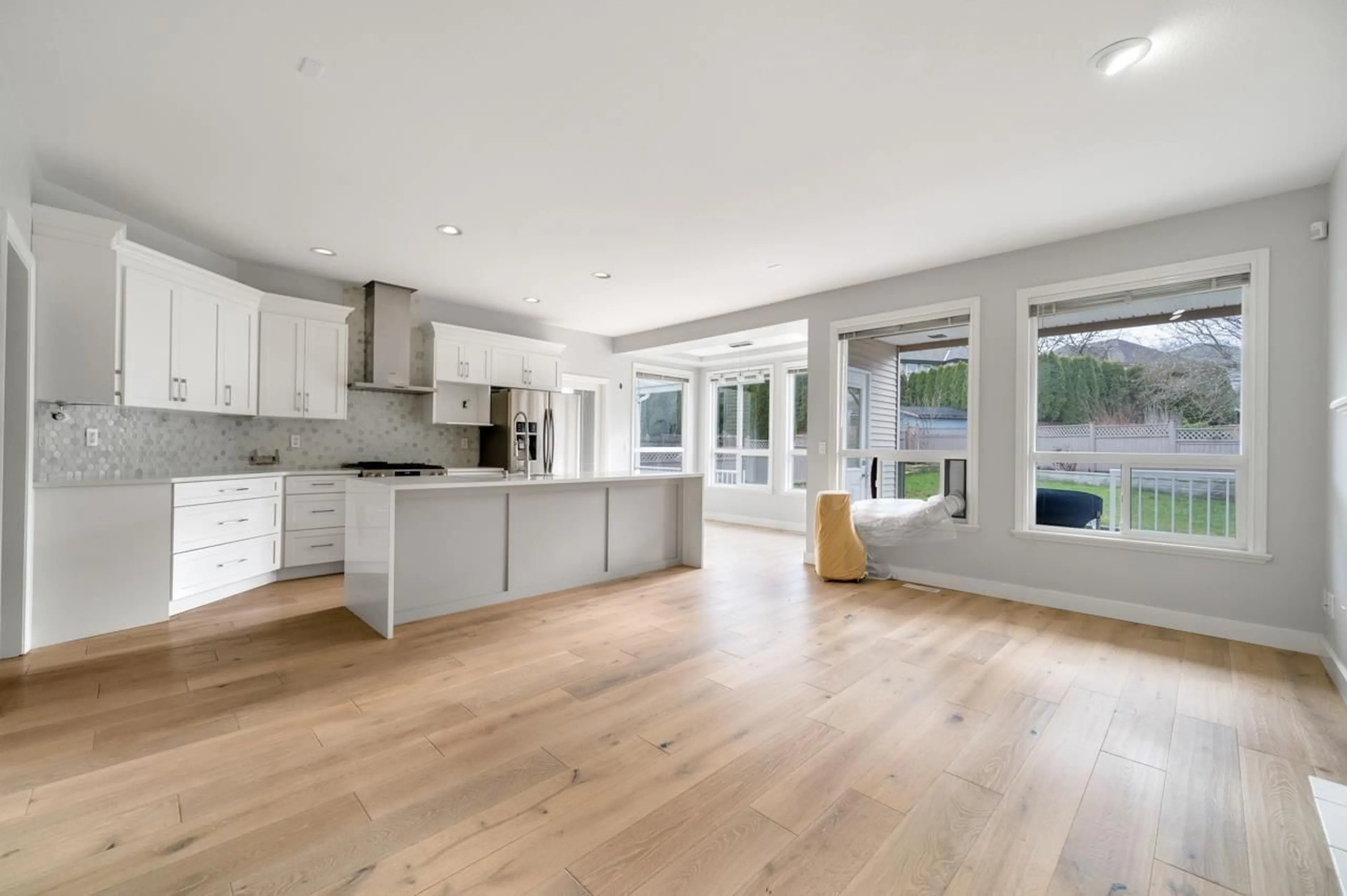 Open concept kitchen, unknown for 8425 170, Surrey British Columbia V4N5C7