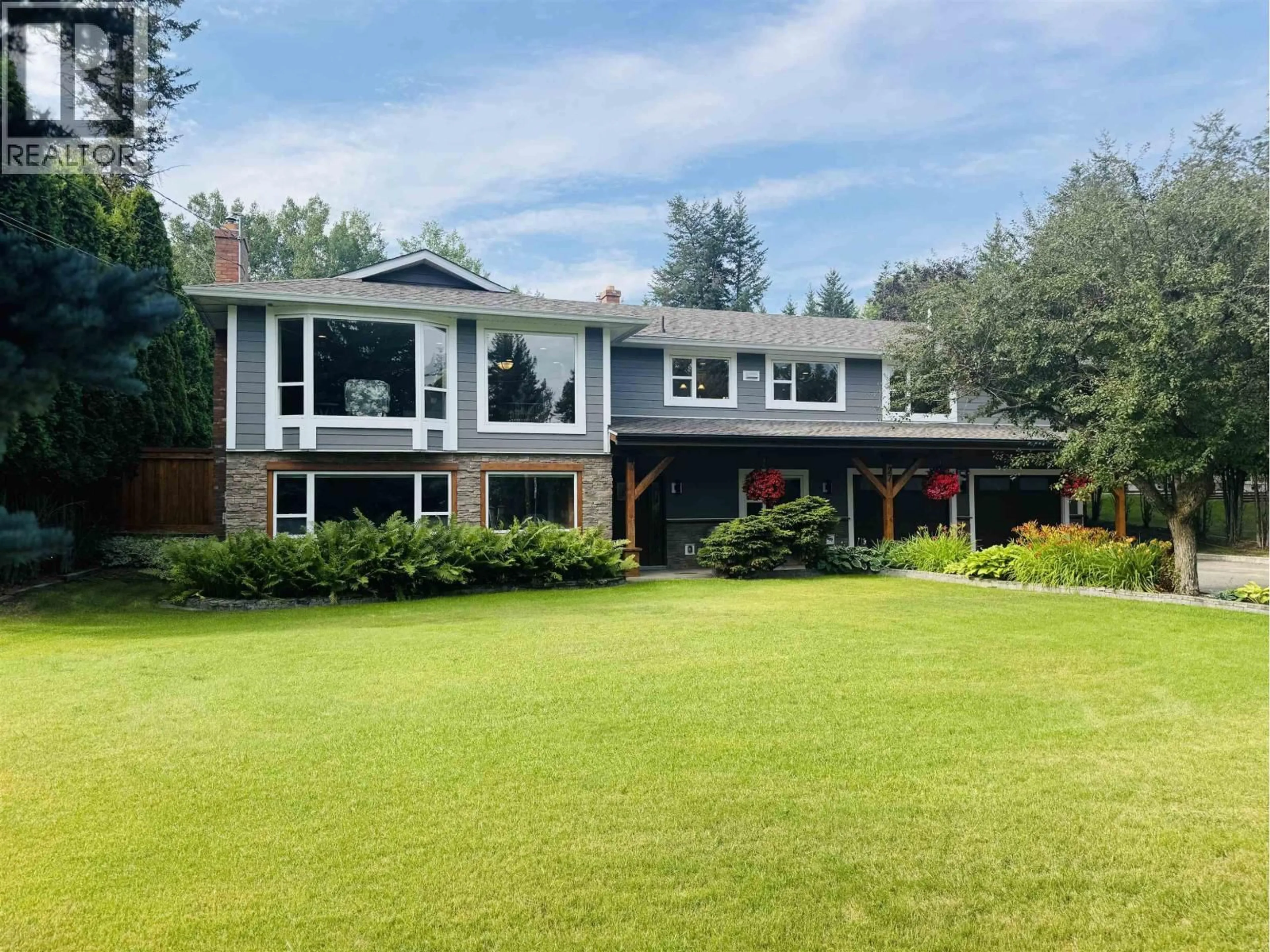 A pic from outside/outdoor area/front of a property/back of a property/a pic from drone, unknown for 27 COUNTRY CLUB BOULEVARD, Williams Lake British Columbia V2G3T3