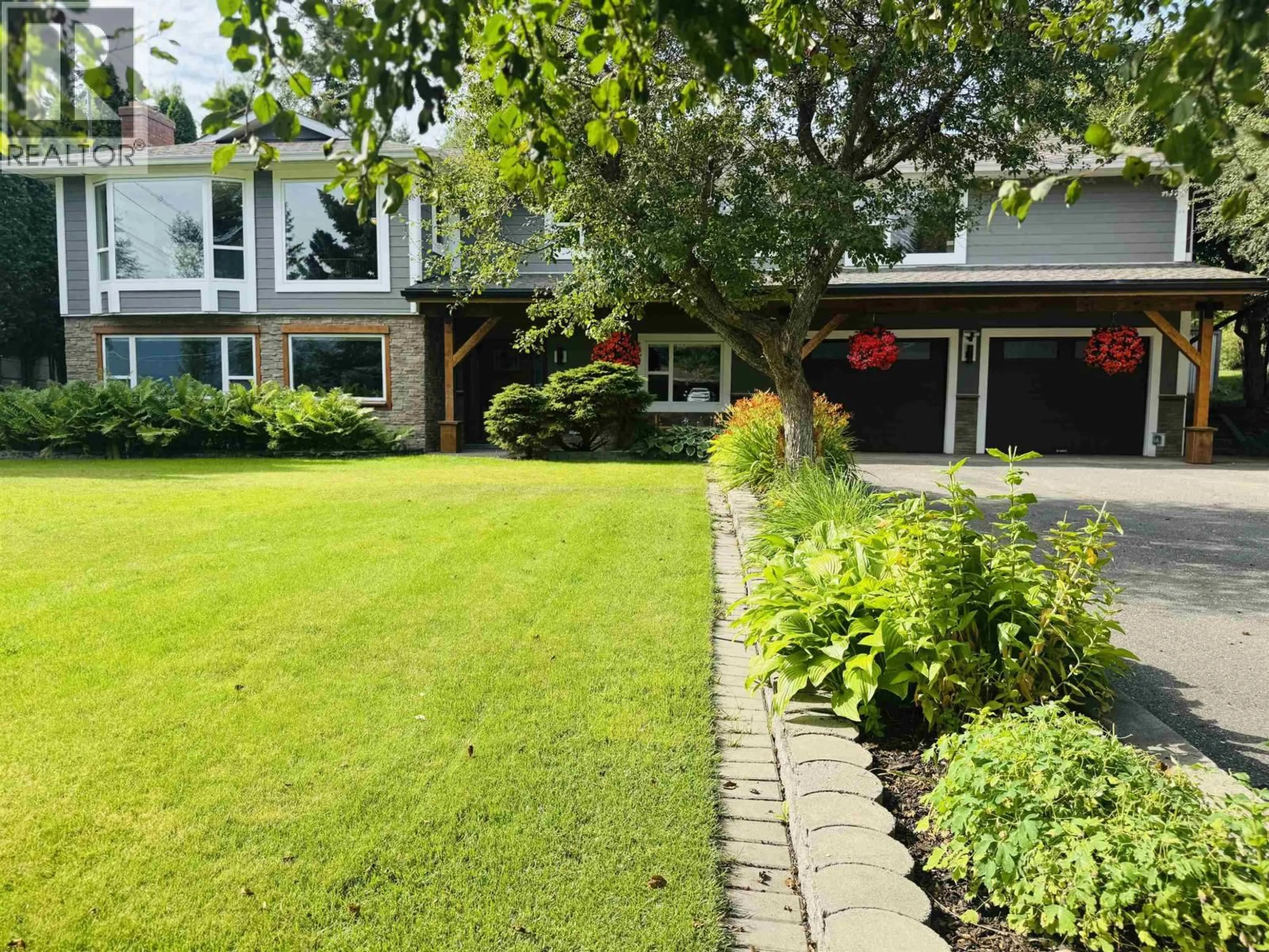 A pic from outside/outdoor area/front of a property/back of a property/a pic from drone, street for 27 COUNTRY CLUB BOULEVARD, Williams Lake British Columbia V2G3T3
